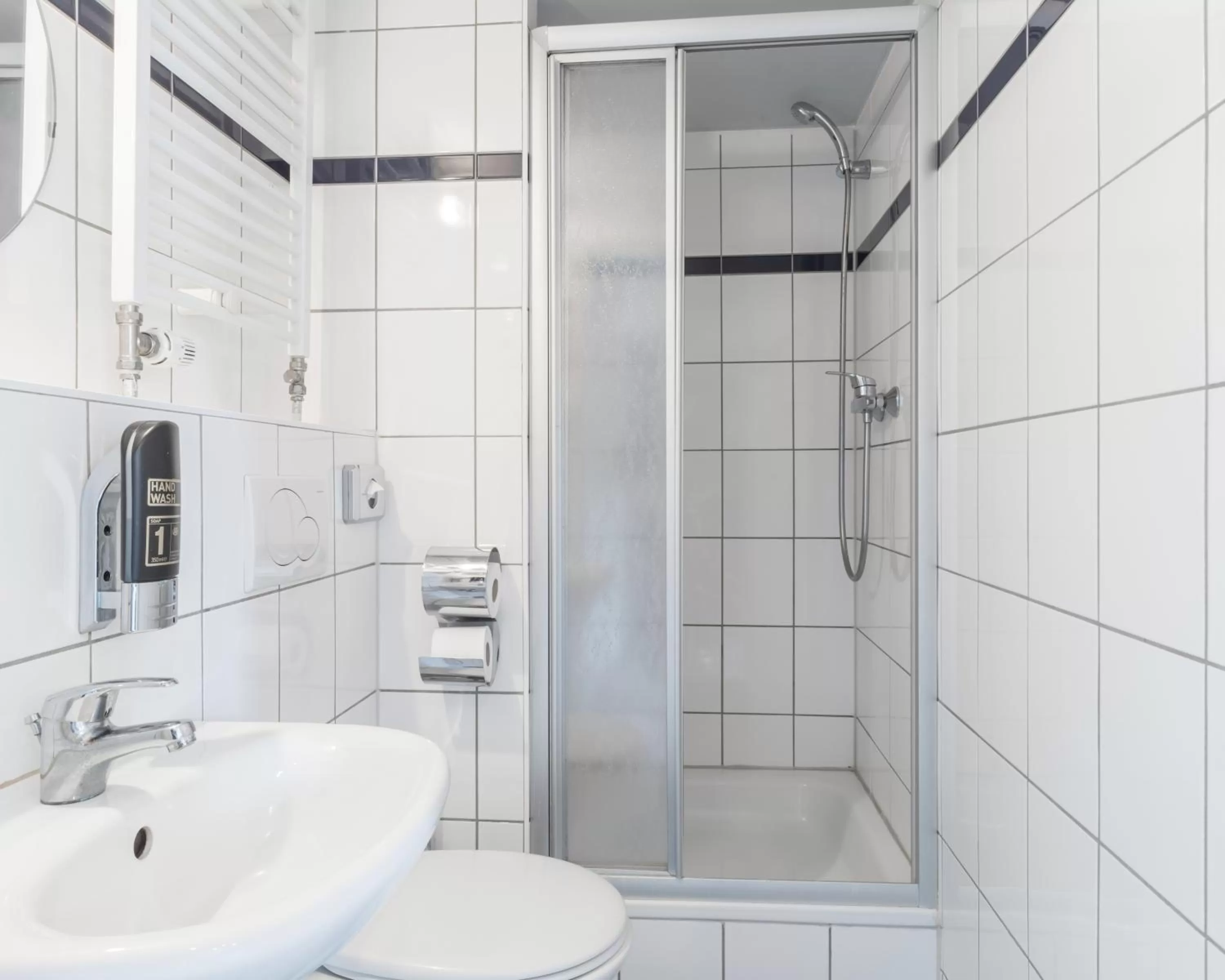 Toilet in a&o Köln Neumarkt