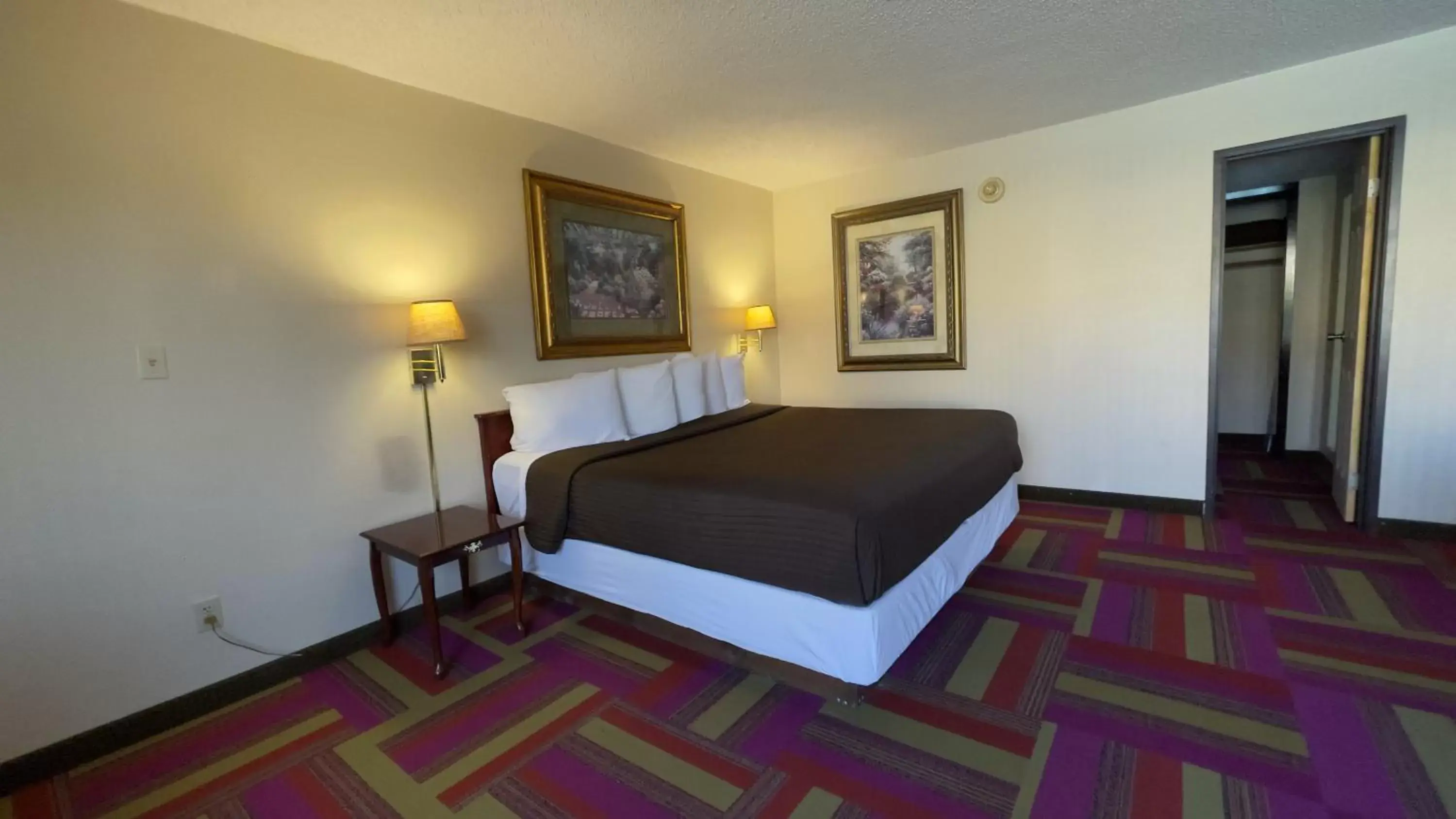 Bed, Seating Area in The Inn and Suites at 34 Fifty