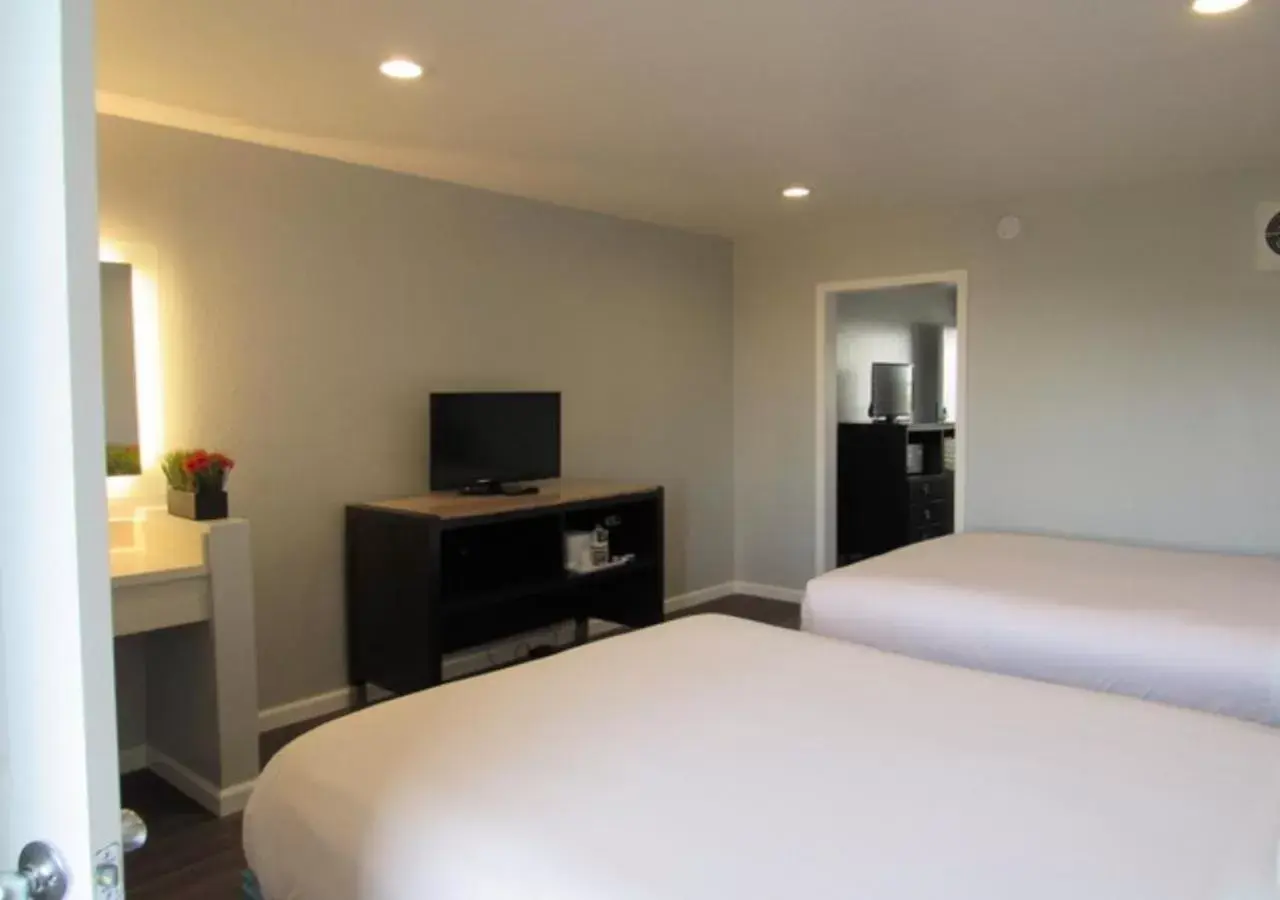 TV and multimedia, Bed in Capri Suites Anaheim