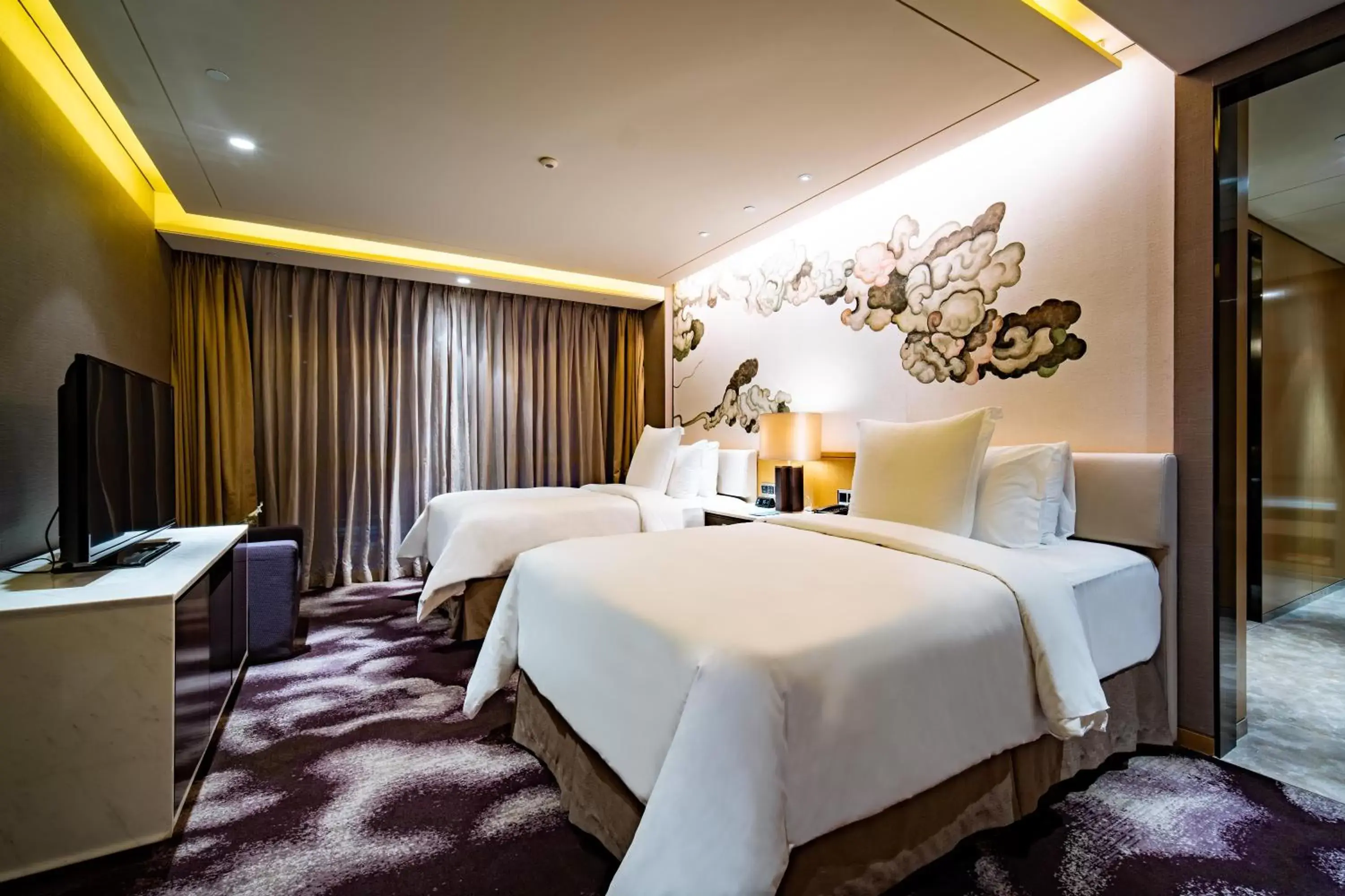 Bedroom, Bed in Four Seasons Hotel Shenzhen