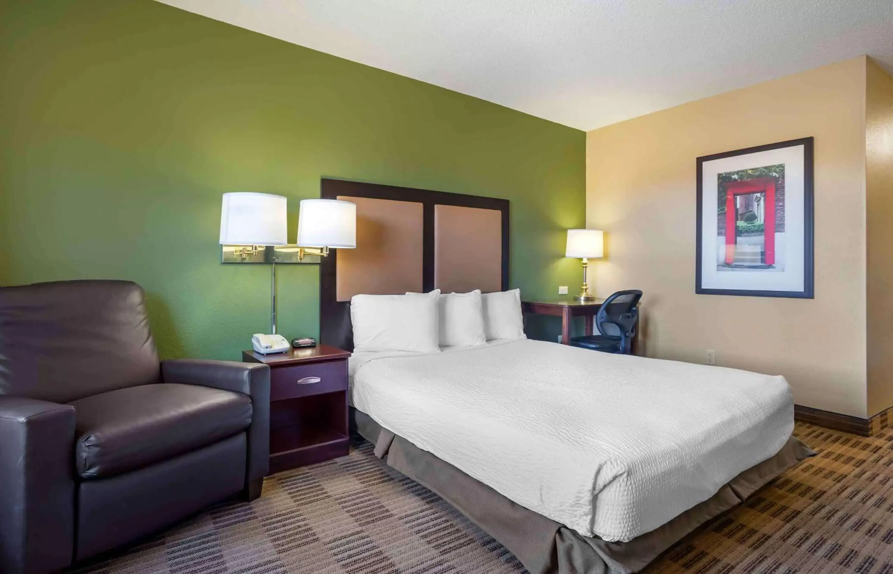 Bedroom, Bed in Extended Stay America Suites - Frederick - Westview Dr