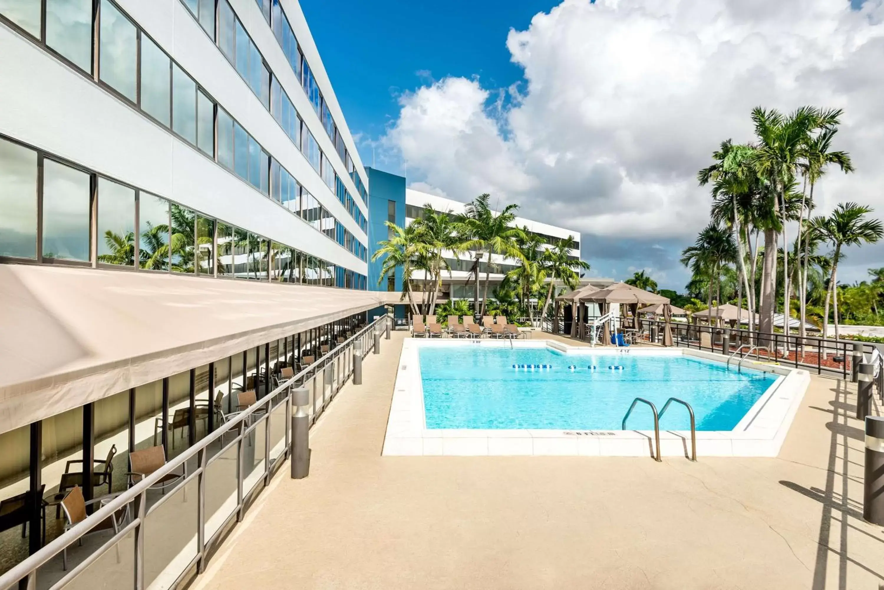 Property building, Swimming Pool in Sonesta Miami Airport