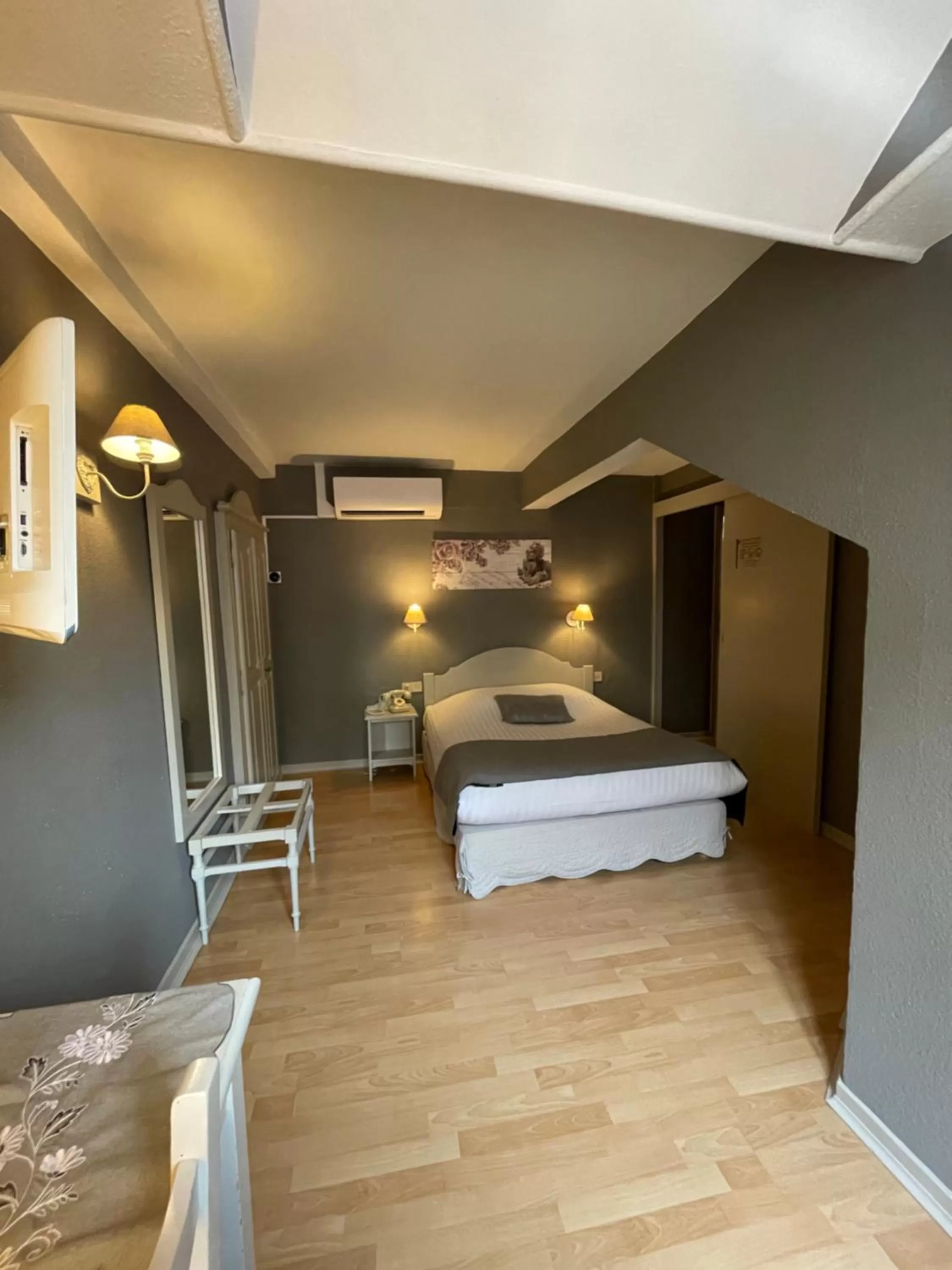 Bedroom, Bed in The Originals Boutique, Hôtel de la Balance, Montbéliard