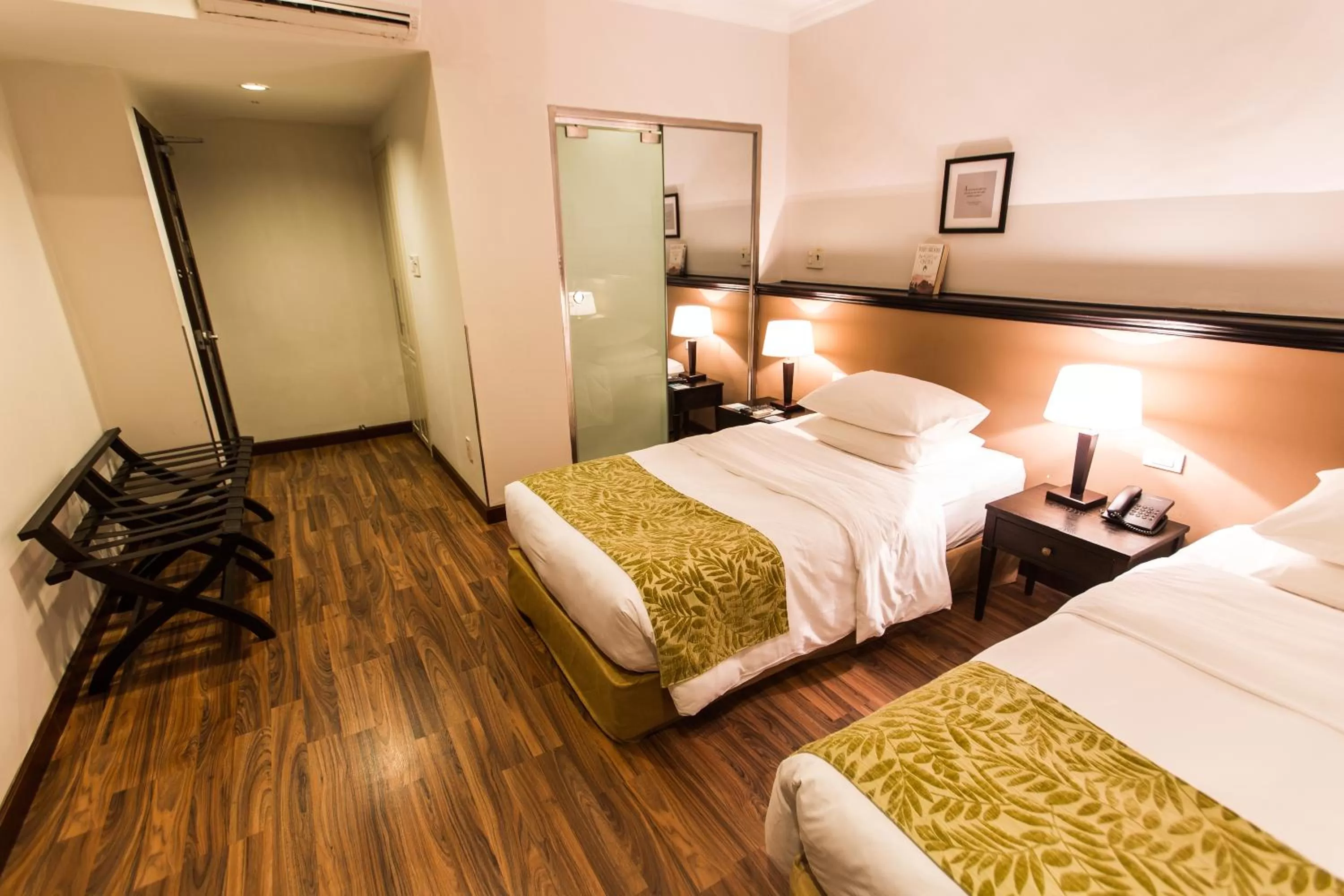 Bed in The Alcove Library Hotel