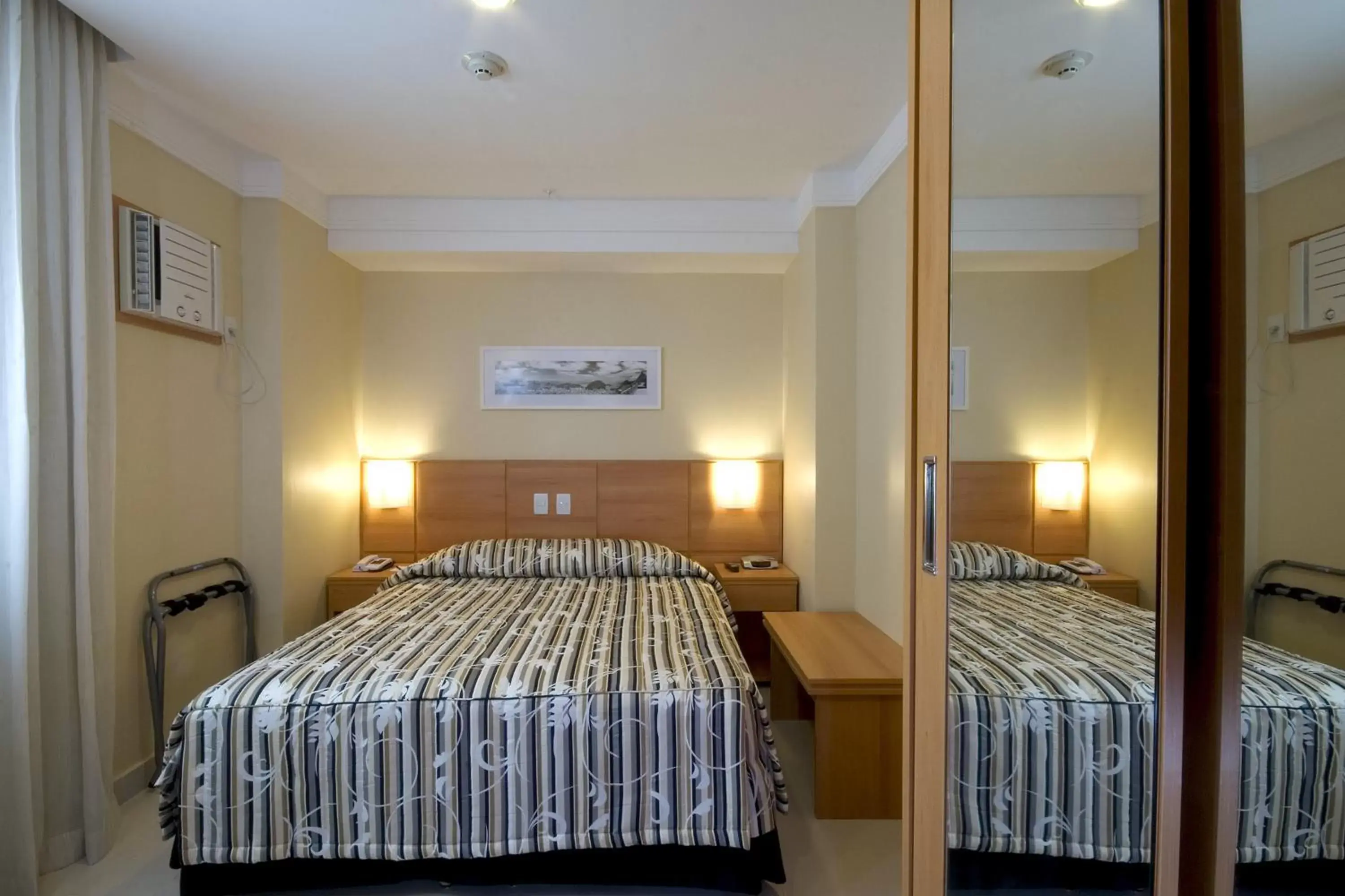 Photo of the whole room, Bed in Hotel Atlântico Business Centro