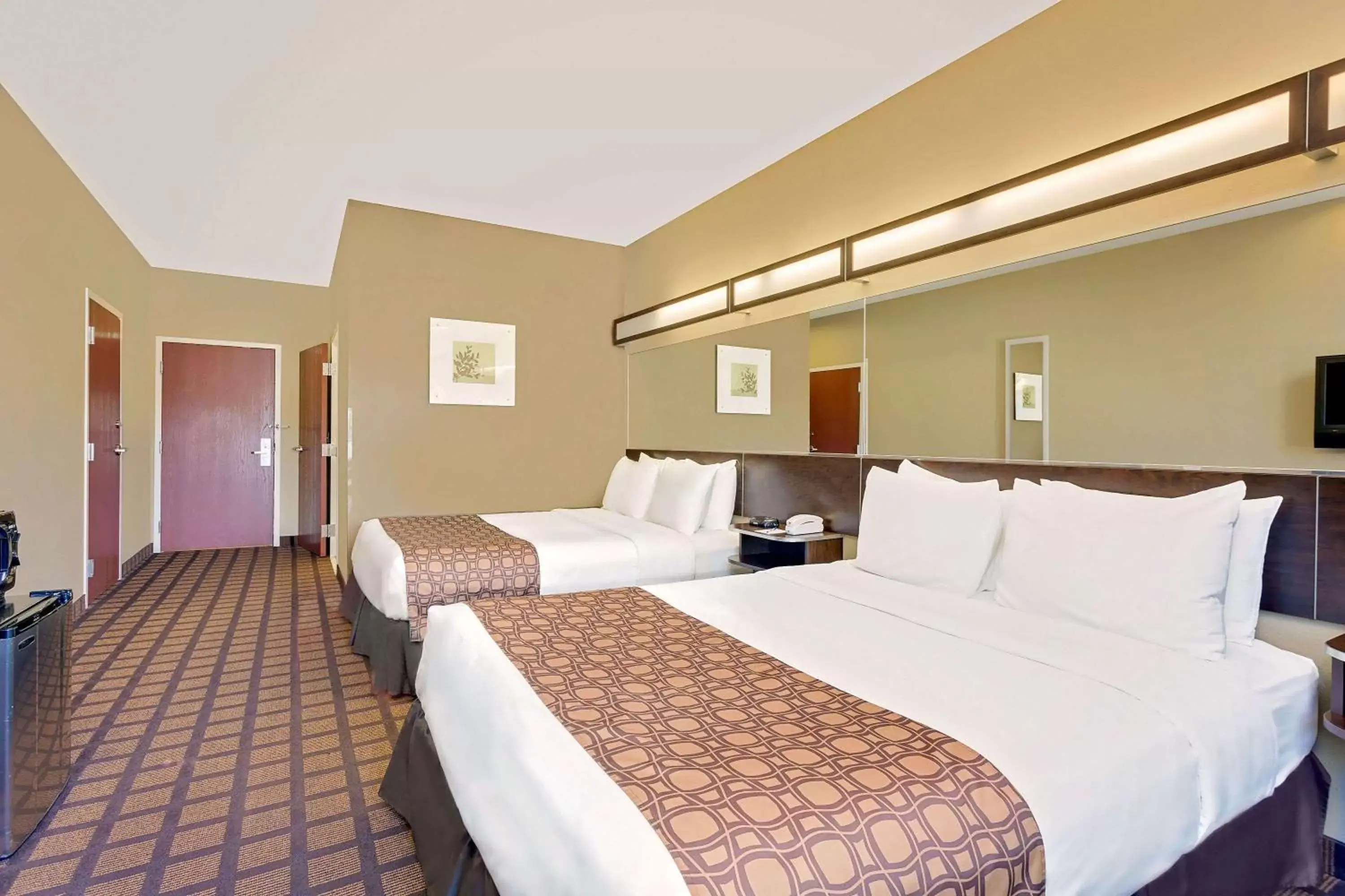 Bed in Microtel Inn & Suites by Wyndham Perry