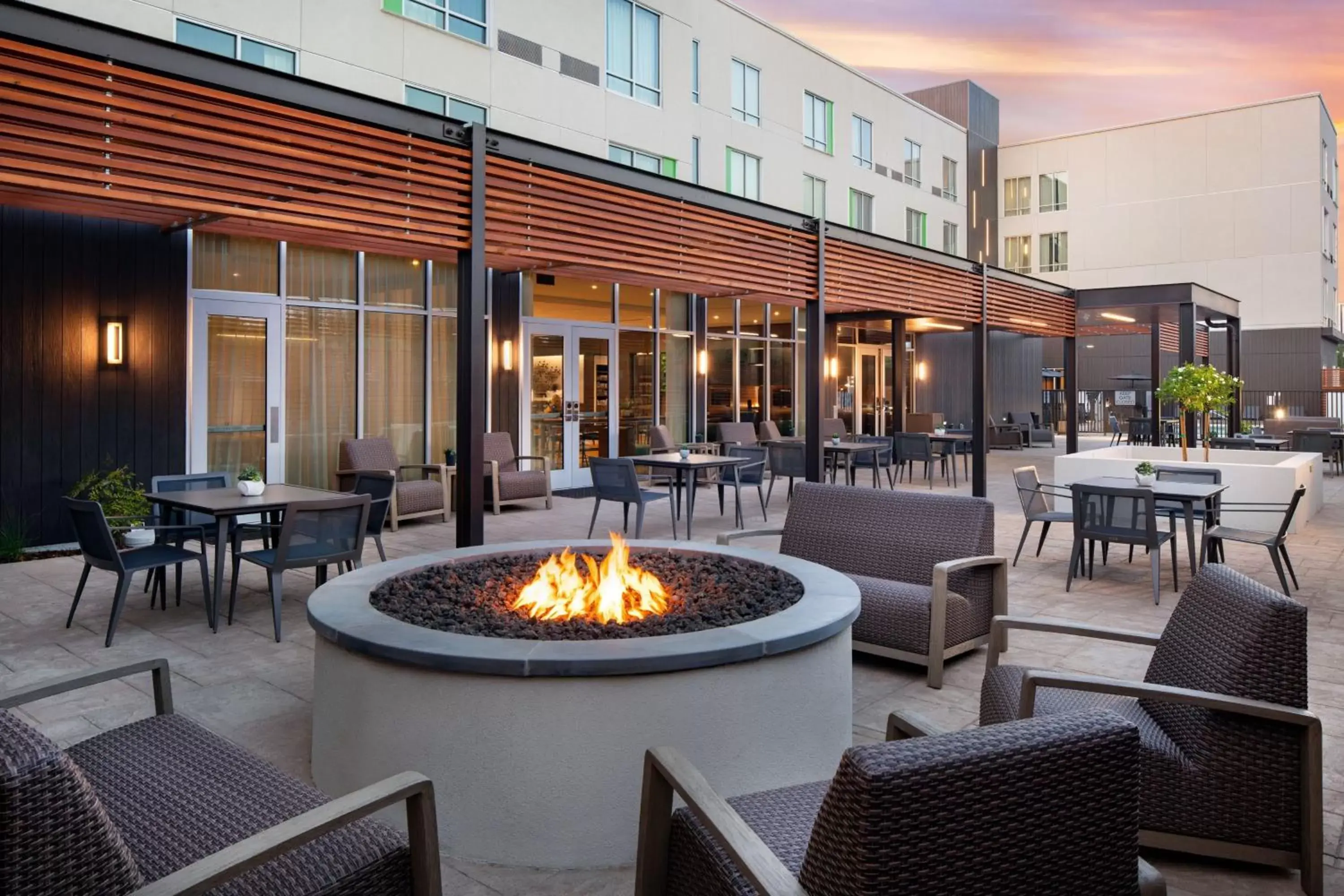 Property building, Restaurant/Places to Eat in Courtyard by Marriott Fresno Clovis