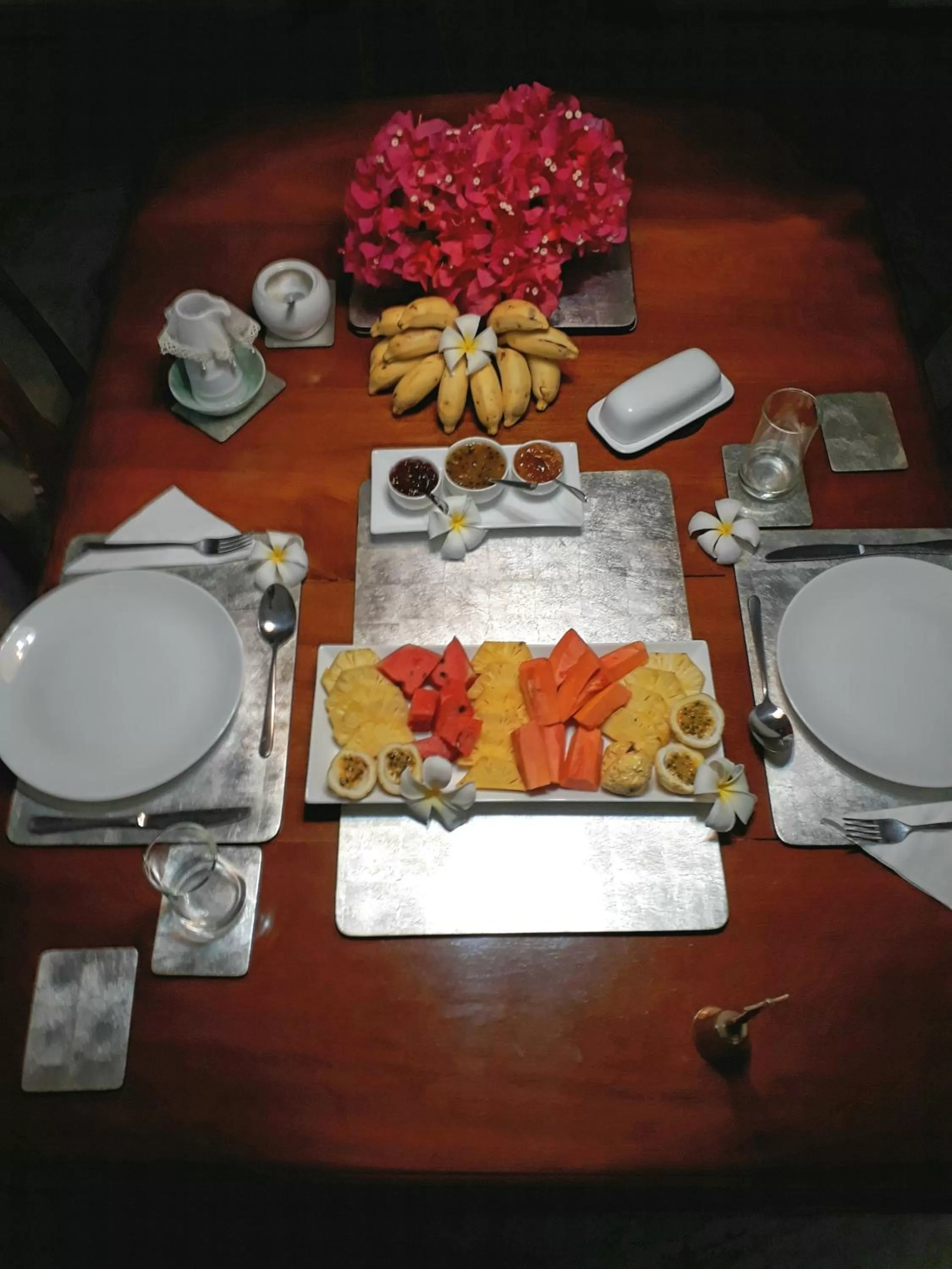 Breakfast in "27" Spathodea- Oasis in the City