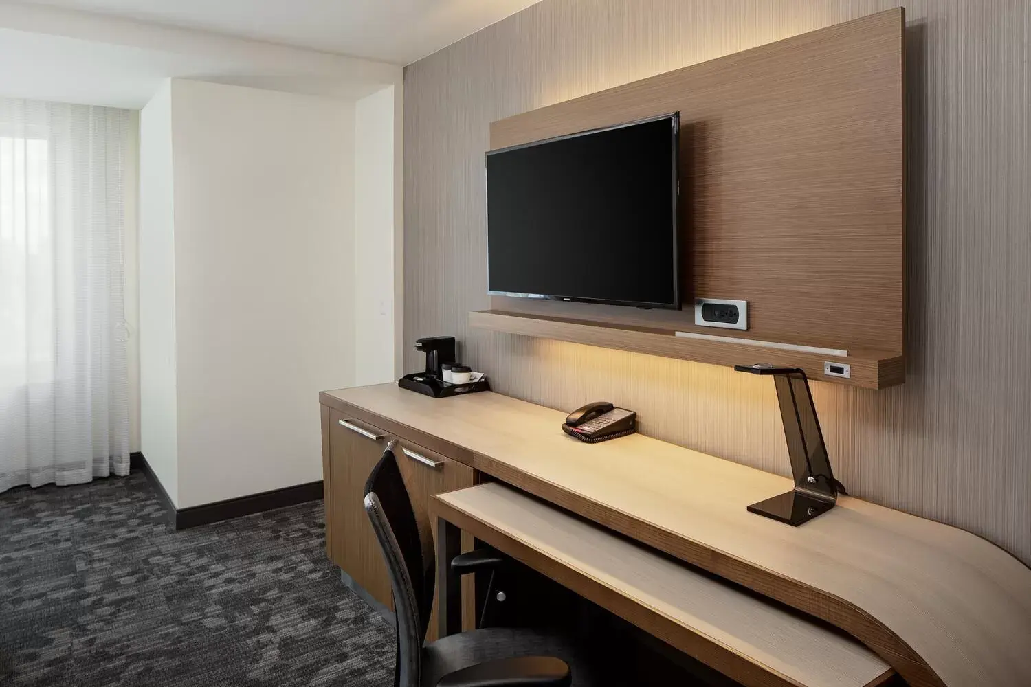 Guests, TV/Entertainment Center in Courtyard by Marriott Detroit Farmington