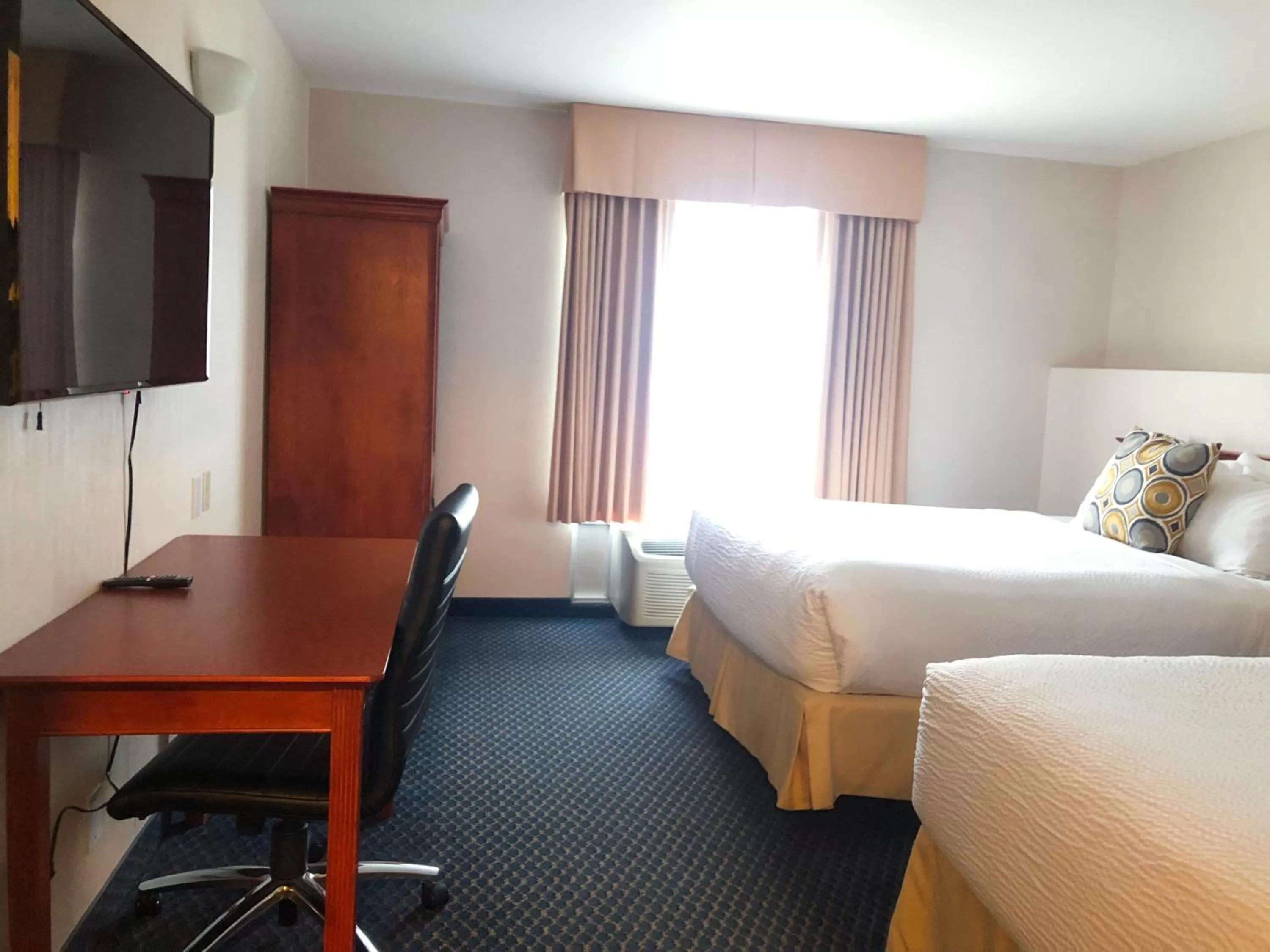 Bed in Days Inn by Wyndham Niagara Falls Centre St By the Falls