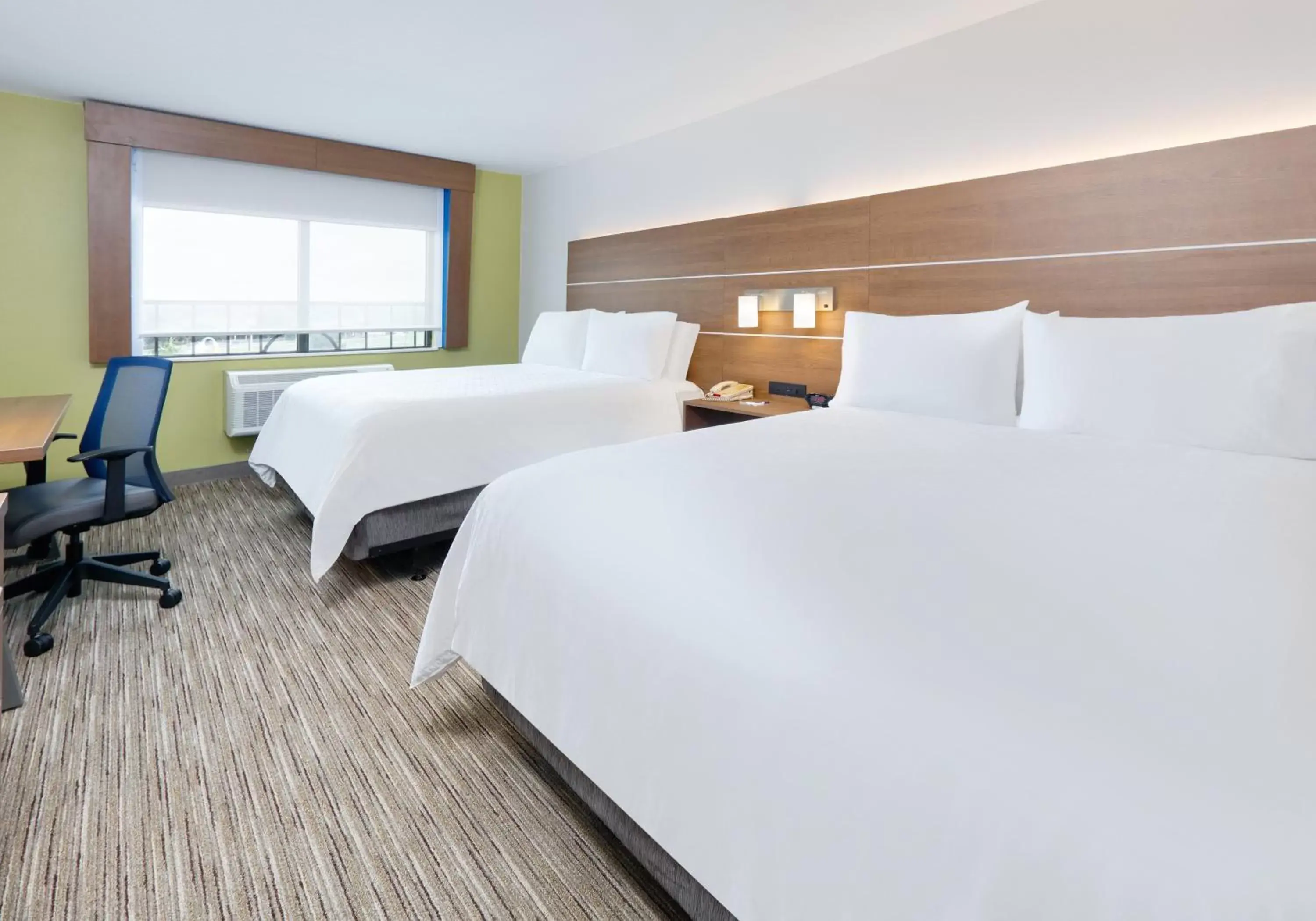 Photo of the whole room, Bed in Holiday Inn Express Northwest near Sea World, an IHG Hotel