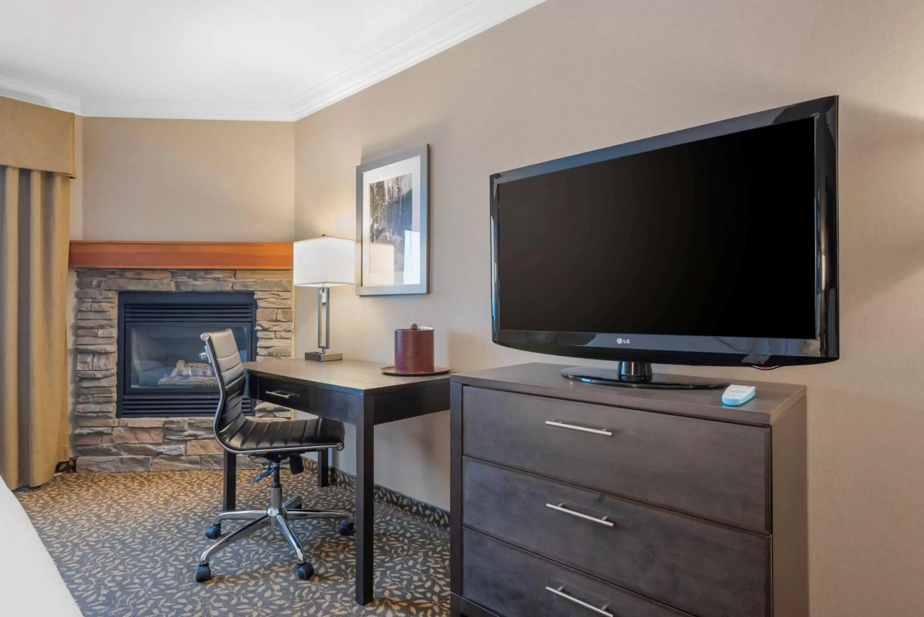 Bedroom, TV/Entertainment Center in Best Western Plus Fernie Mountain Lodge