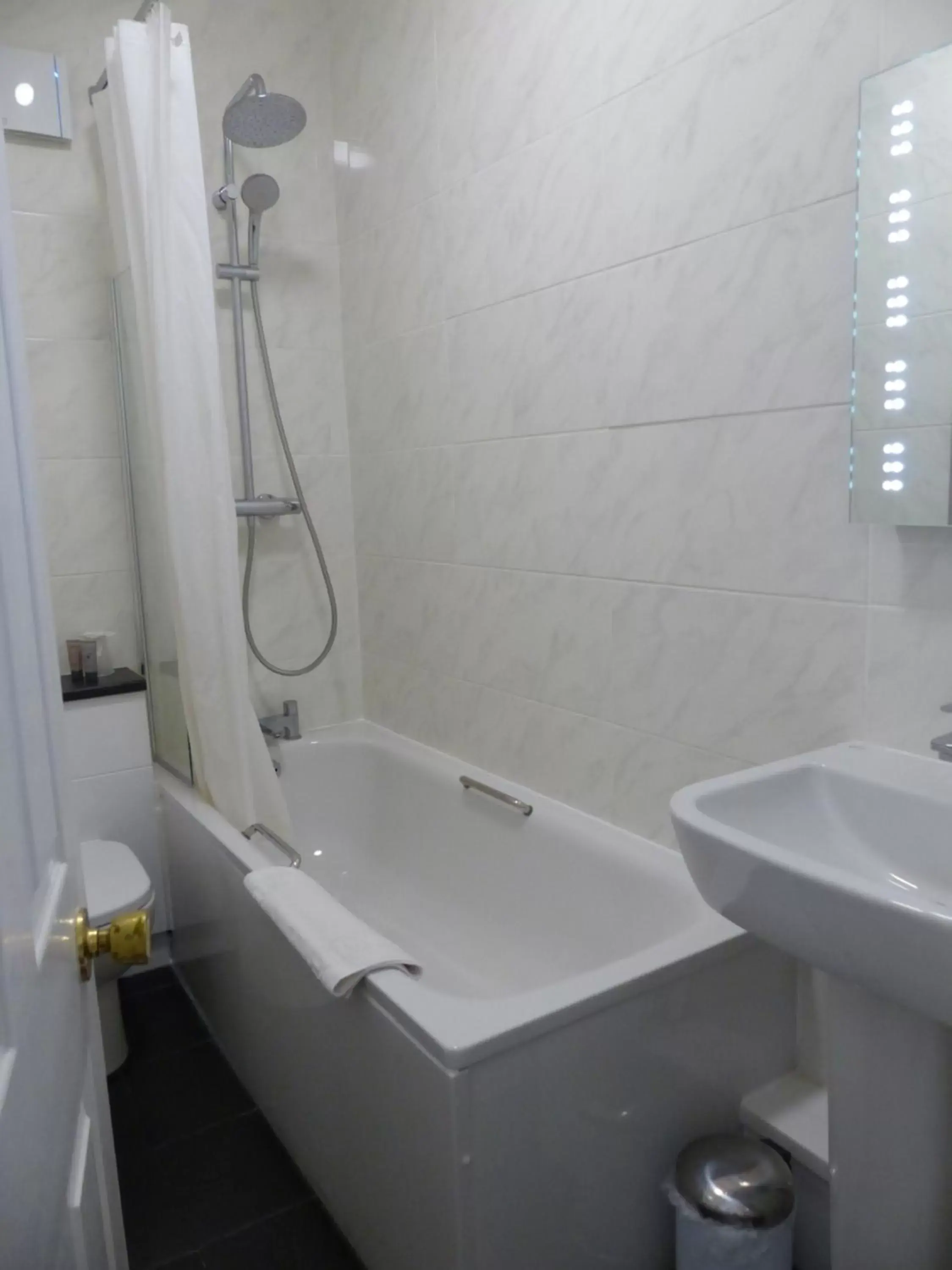 Bathroom in Farnham House Hotel Bathroom in Farnham House Hotel