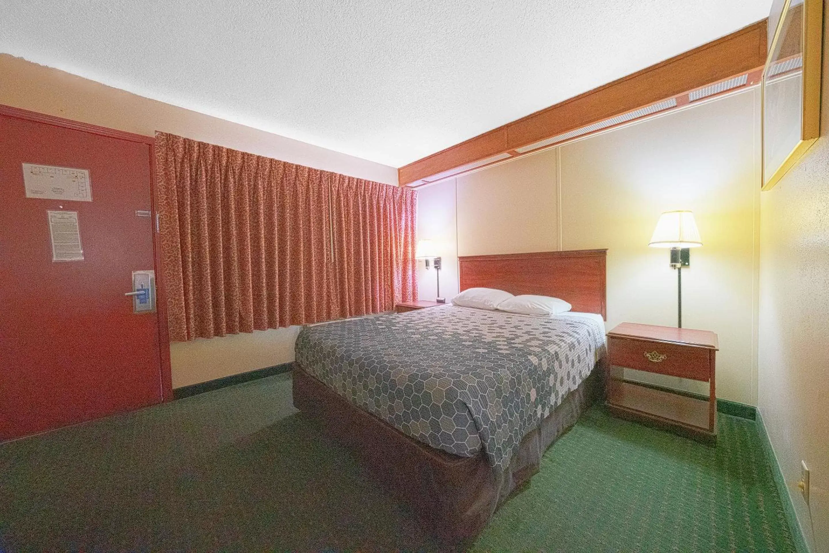 Bedroom, Bed in Broadway Inn by OYO Portland Downtown