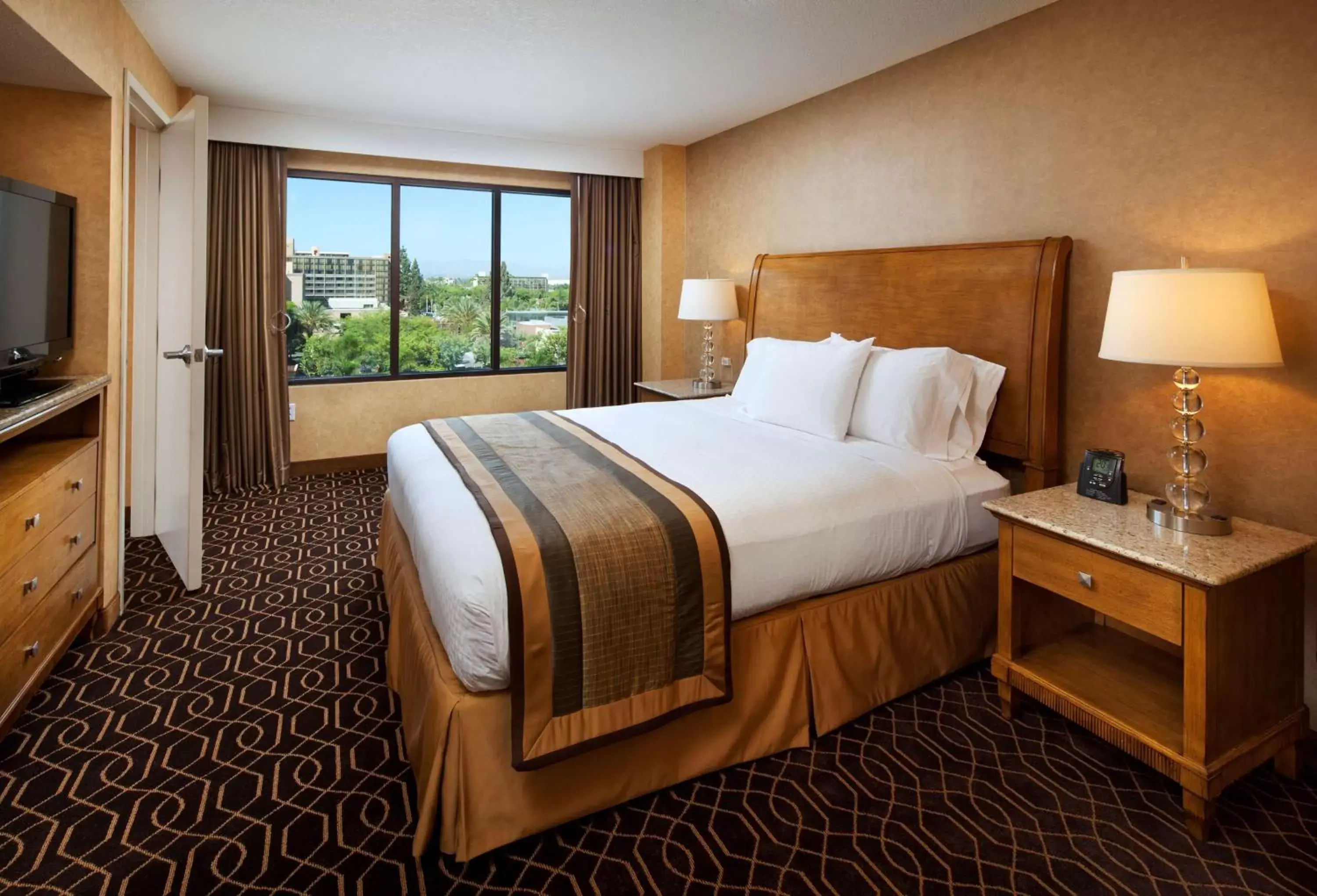 Bed in DoubleTree Suites By Hilton Anaheim Resort/Convention Center
