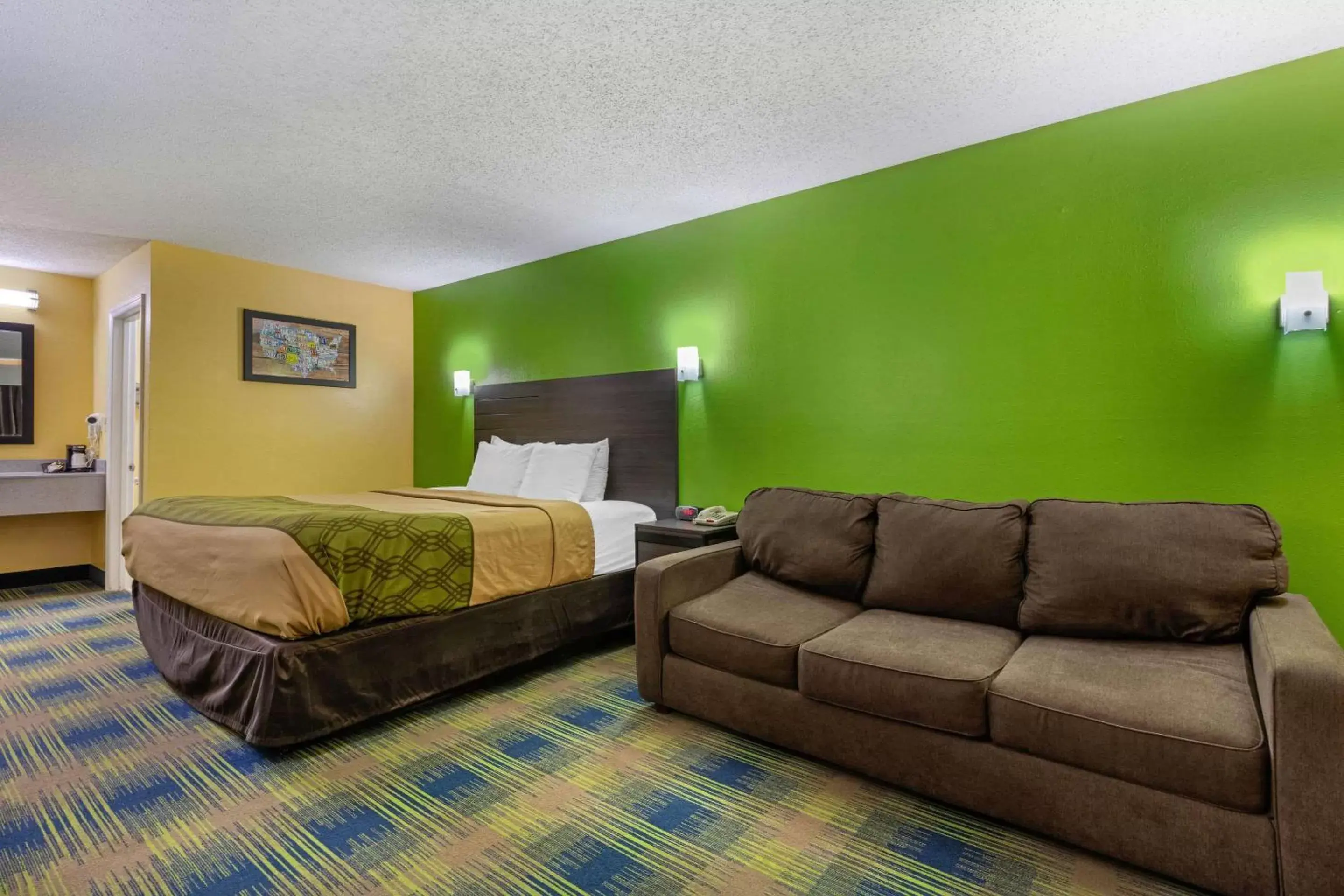 Photo of the whole room, Seating Area in Econo Lodge Nashville Airport East