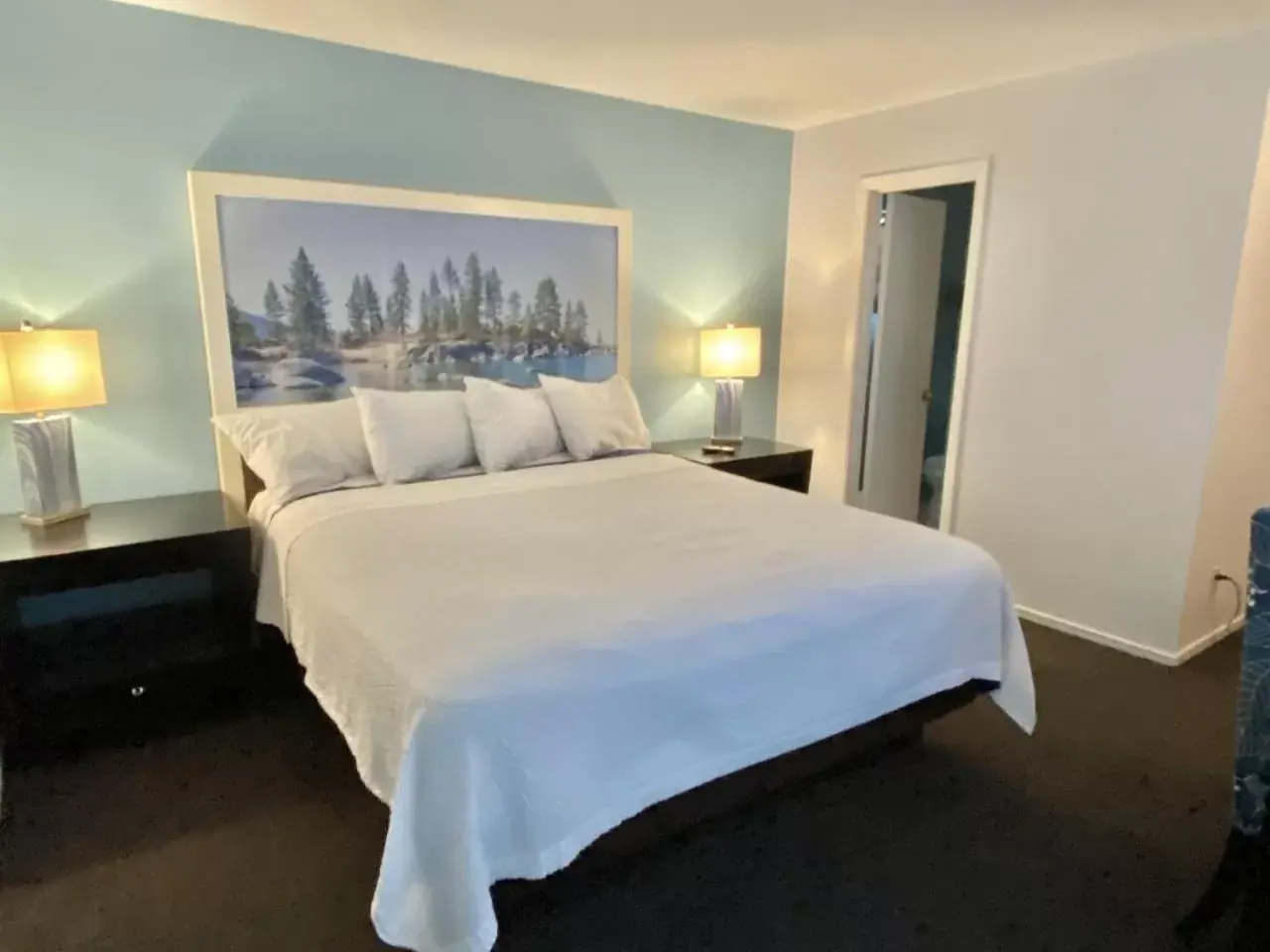 Bedroom, Bed in Bluebird Day Inn & Suites