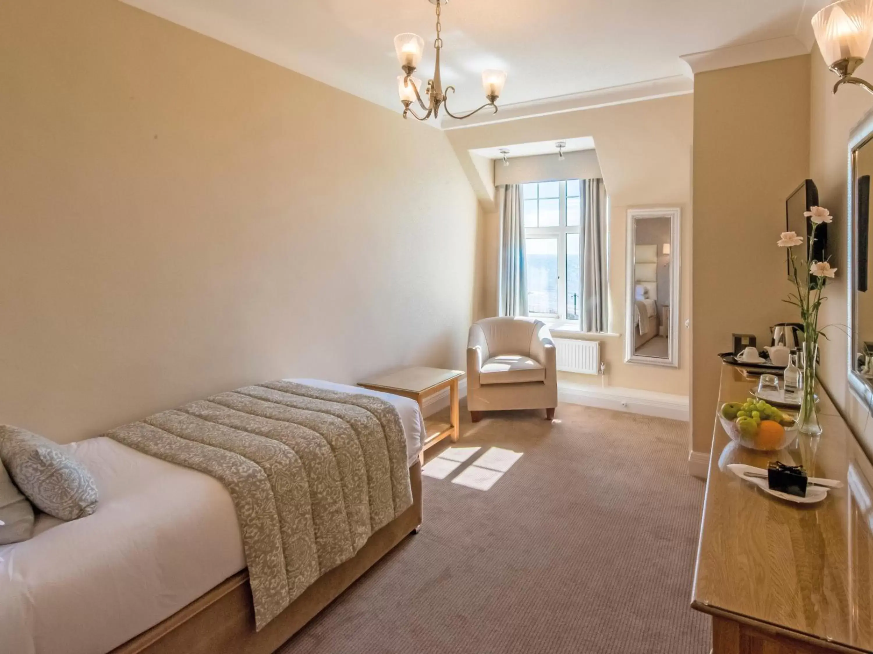 Bedroom, Seating Area in The Belmont Hotel