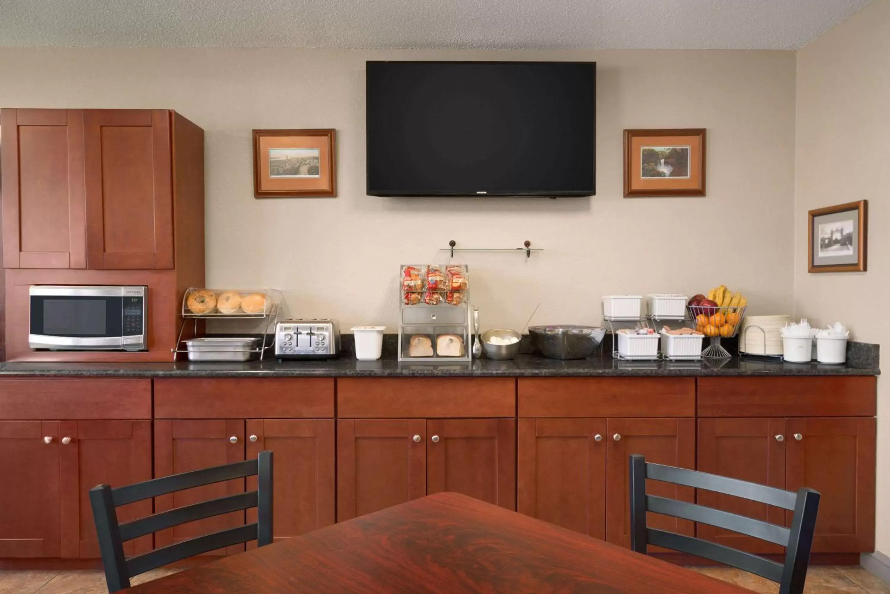 Restaurant/places to eat, TV/Entertainment Center in Super 8 by Wyndham Ithaca