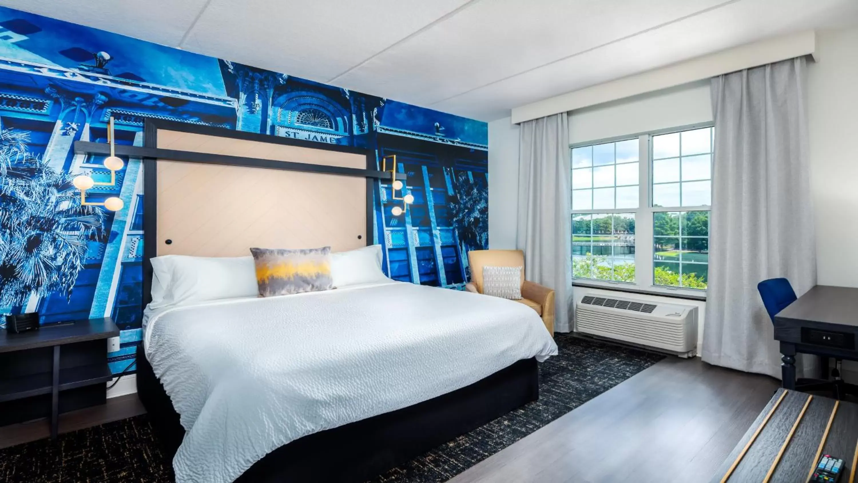 Bedroom, Bed in Hotel Indigo Jacksonville-Deerwood Park, an IHG Hotel
