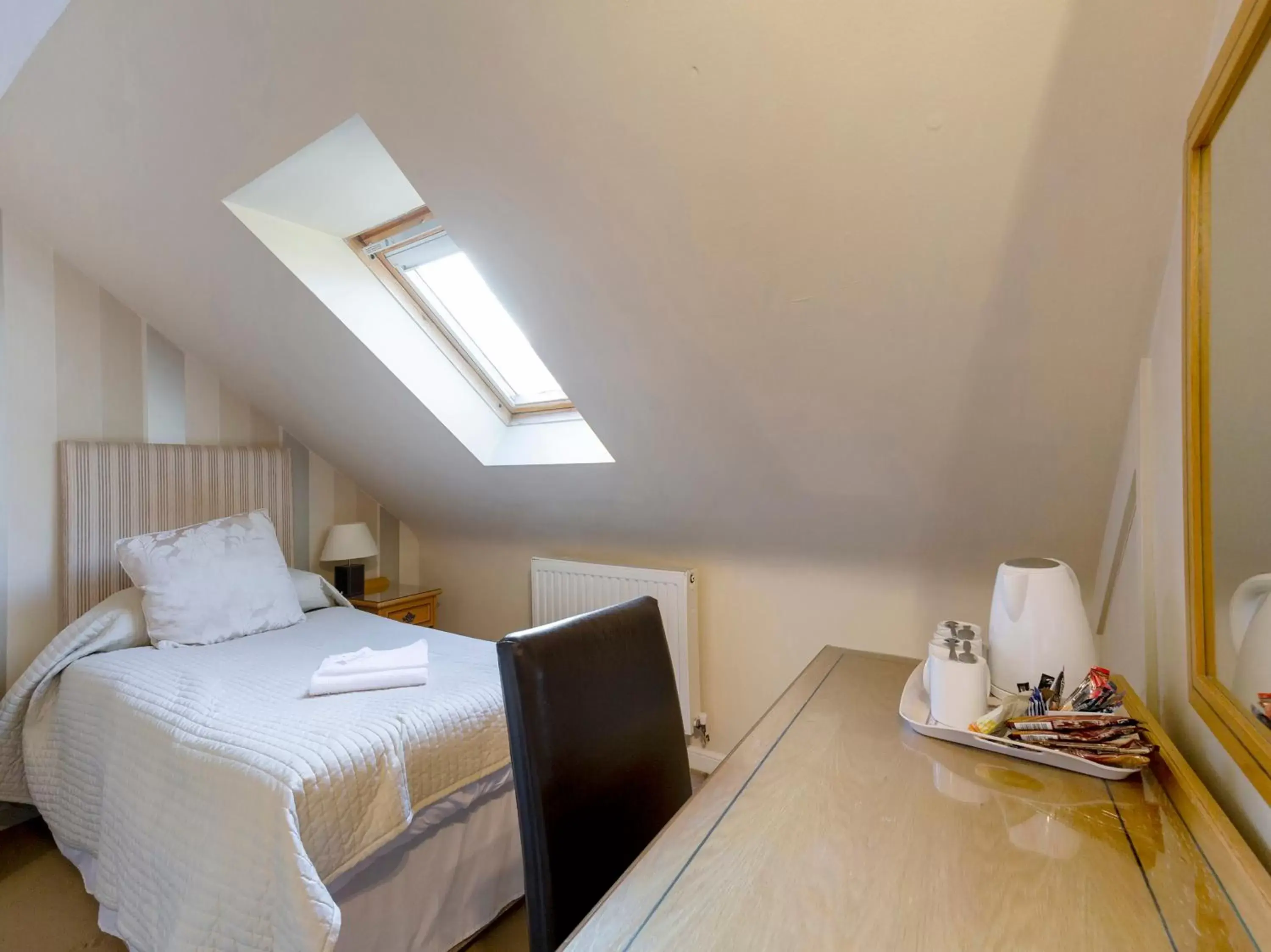 Bedroom, Bed in OYO Arden Guest House, Craigmillar Castle Edinburgh
