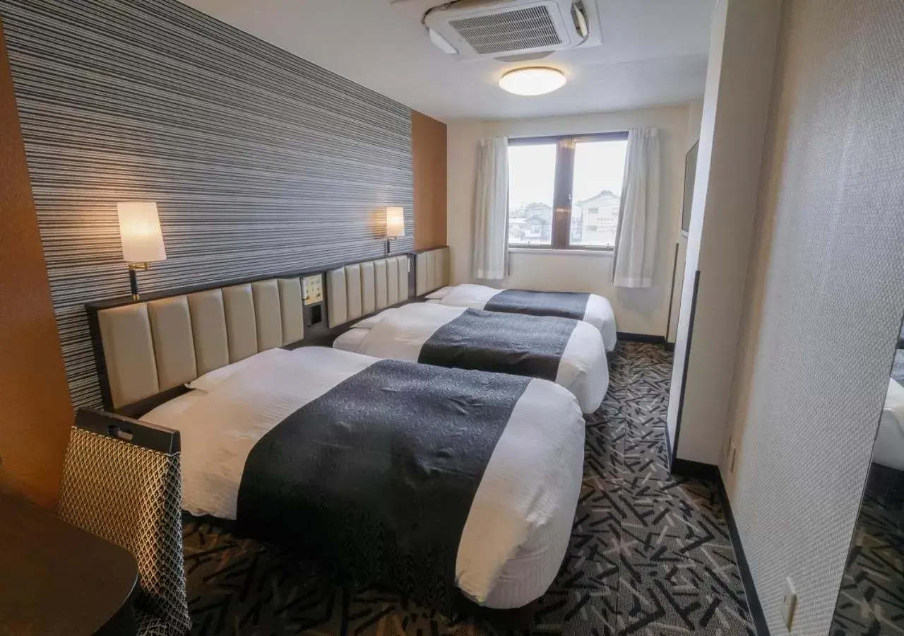Photo of the whole room, Bed in APA Hotel Miyazaki Nobeoka Ekimae