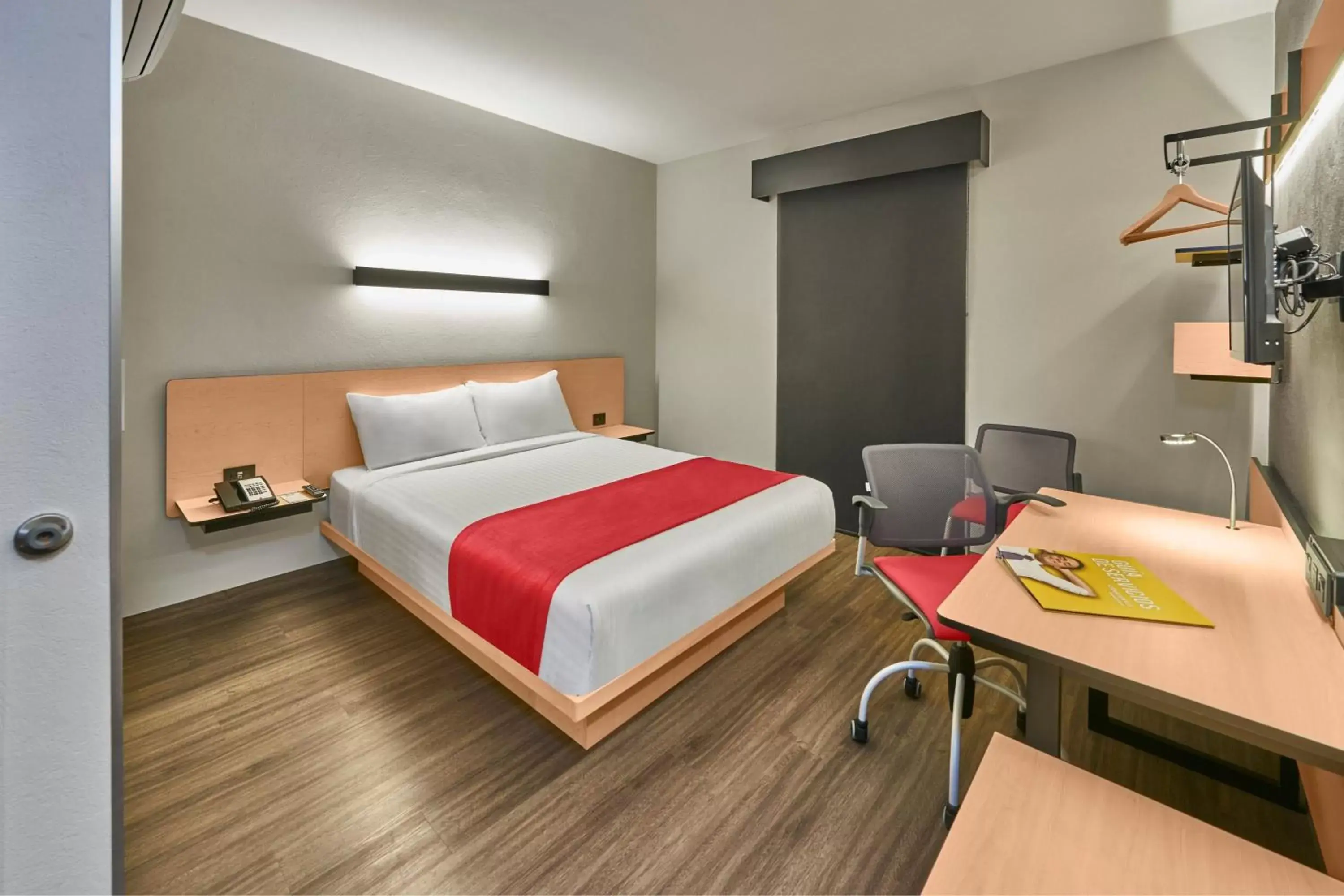 Photo of the whole room, Bed in City Express by Marriott Celaya Galerias