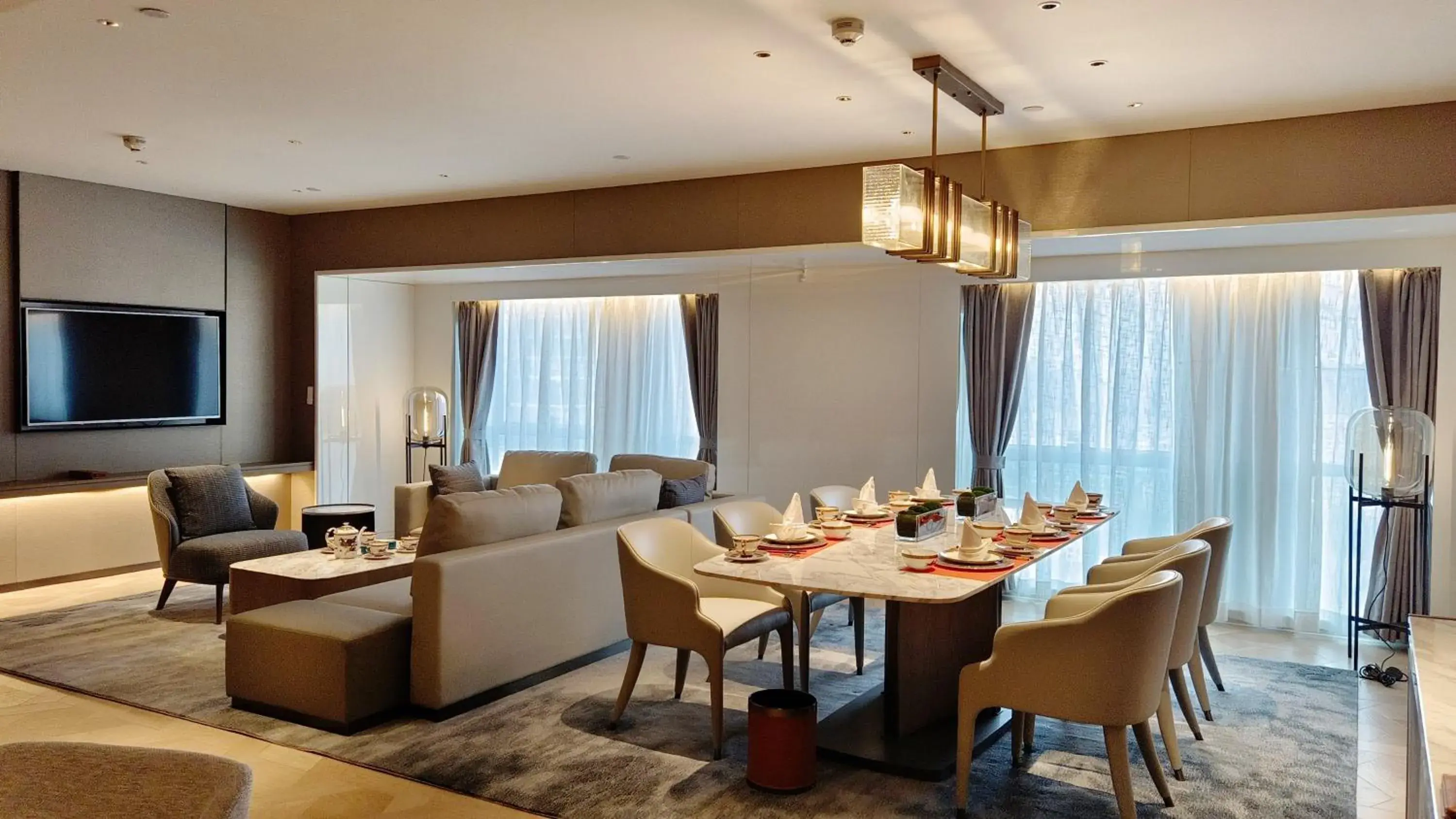 Photo of the whole room, Dining Area in Crowne Plaza Hohhot City Center