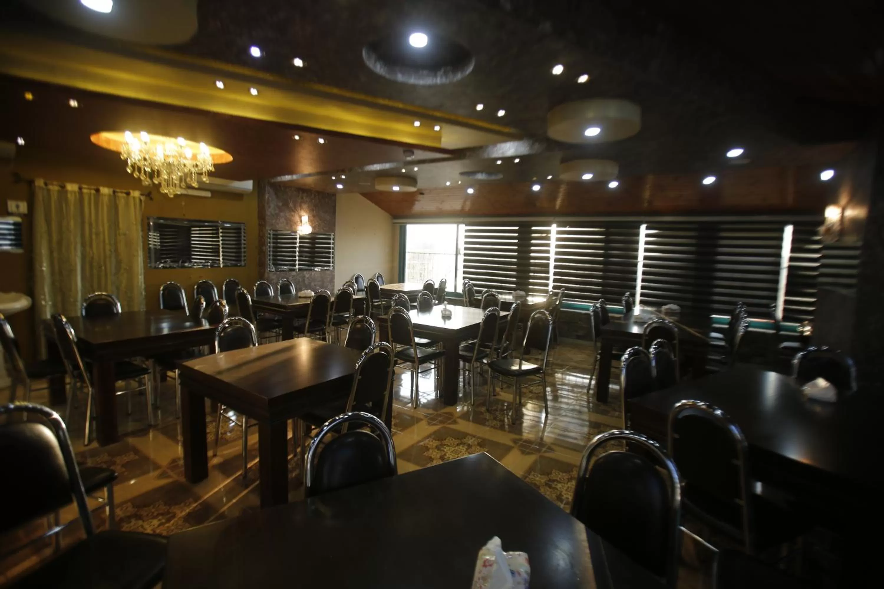 Restaurant/places to eat in Isra Hotel