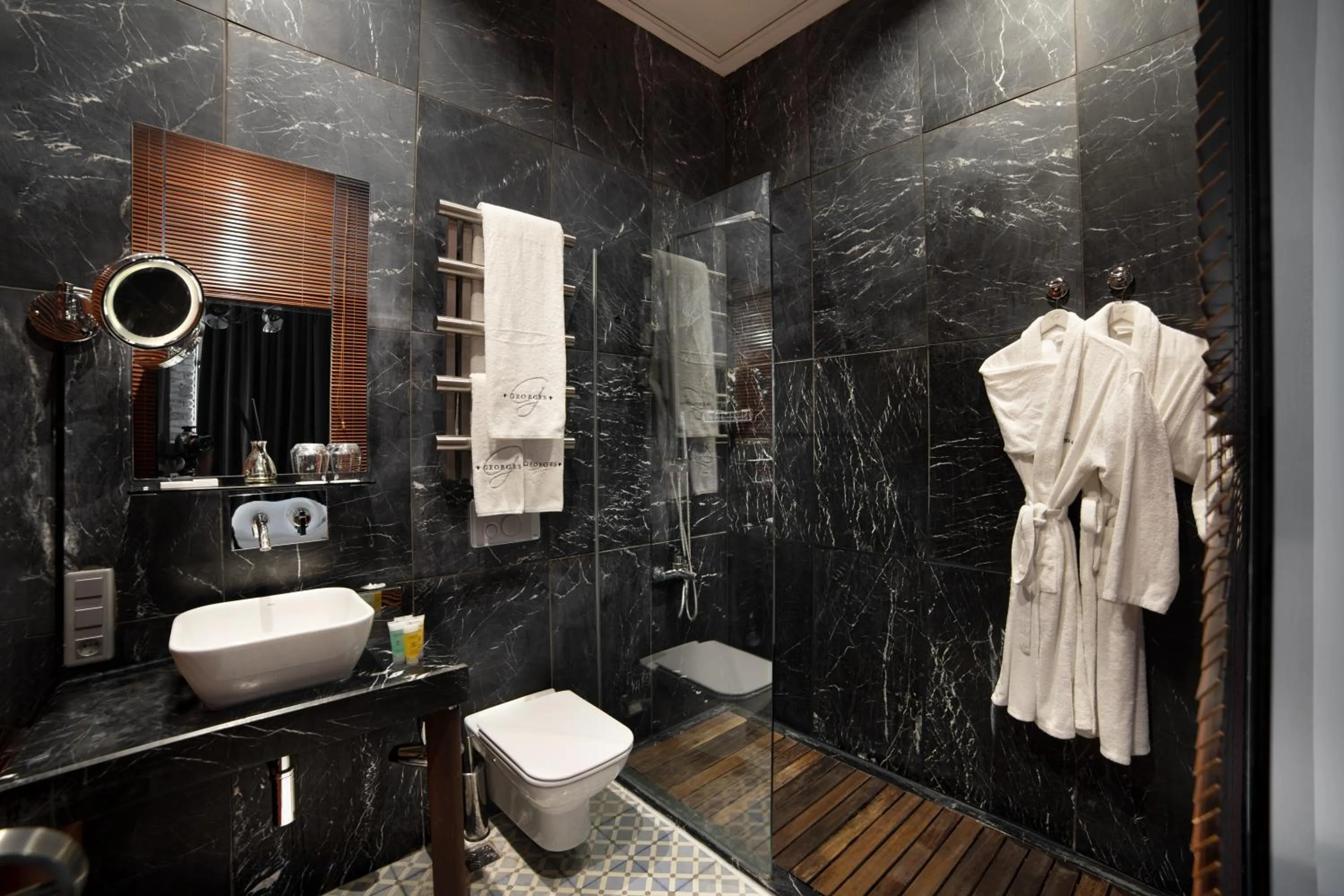 Toilet in Georges Hotel Galata