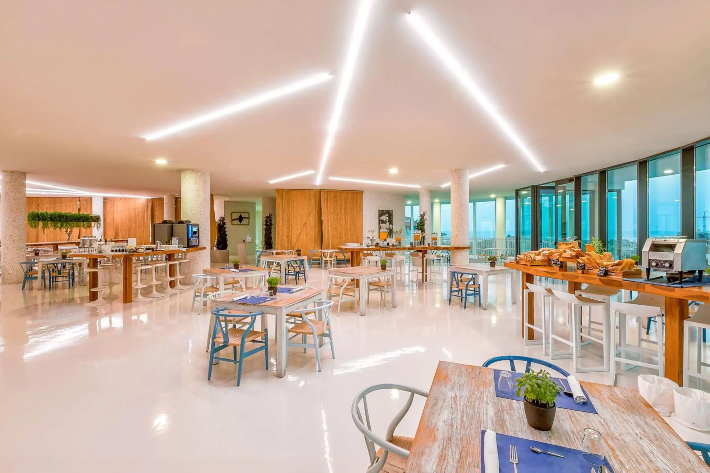 Dining area, Restaurant/Places to Eat in Higuerón Hotel Curio Collection by Hilton