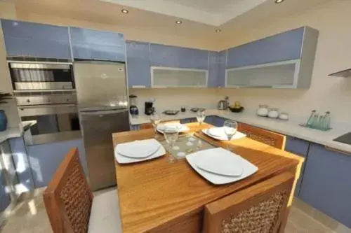 Dining Area in Watermark Luxury Oceanfront Residences