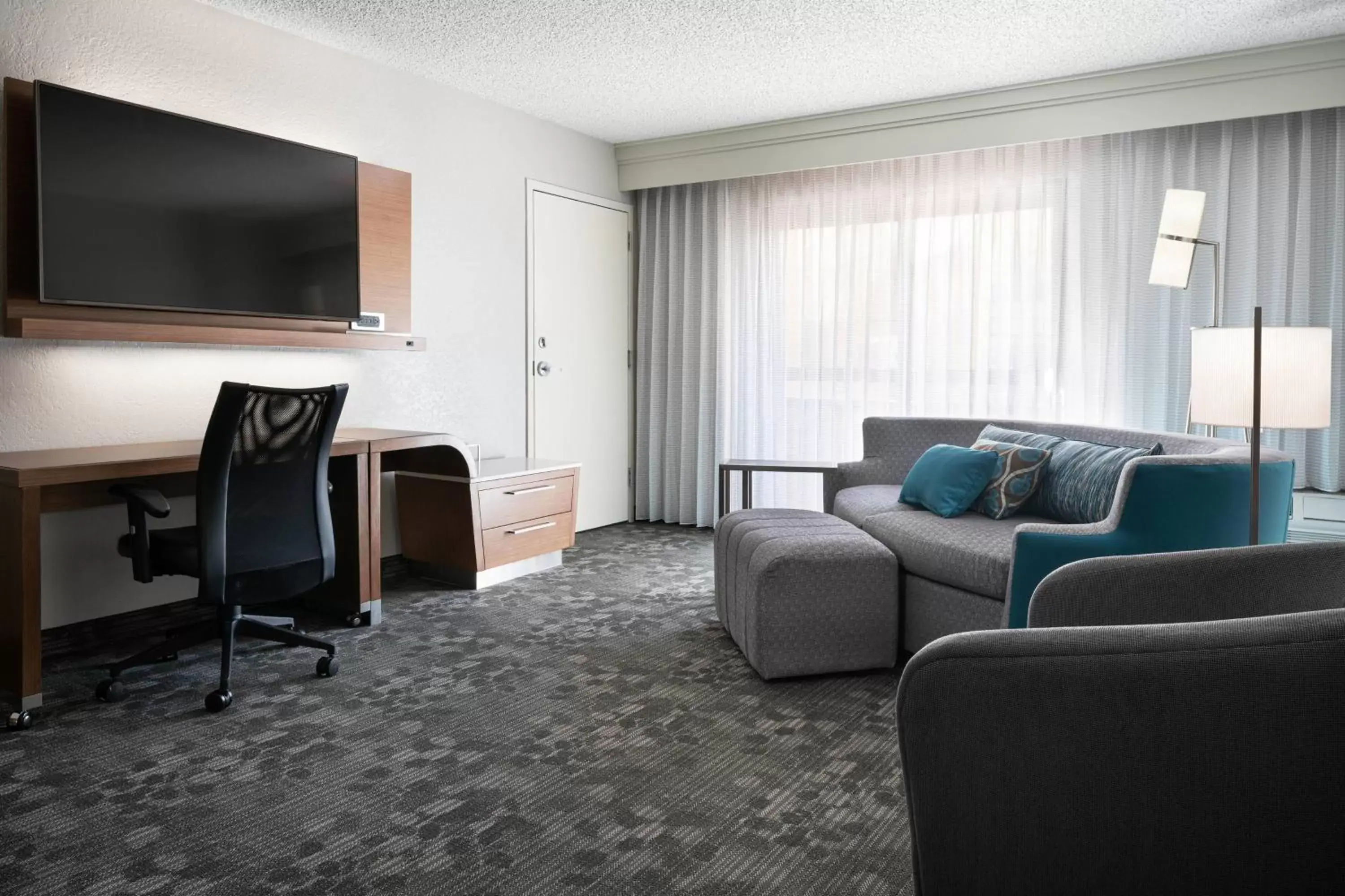 Living room, TV/Entertainment Center in Courtyard by Marriott Las Vegas Convention Center