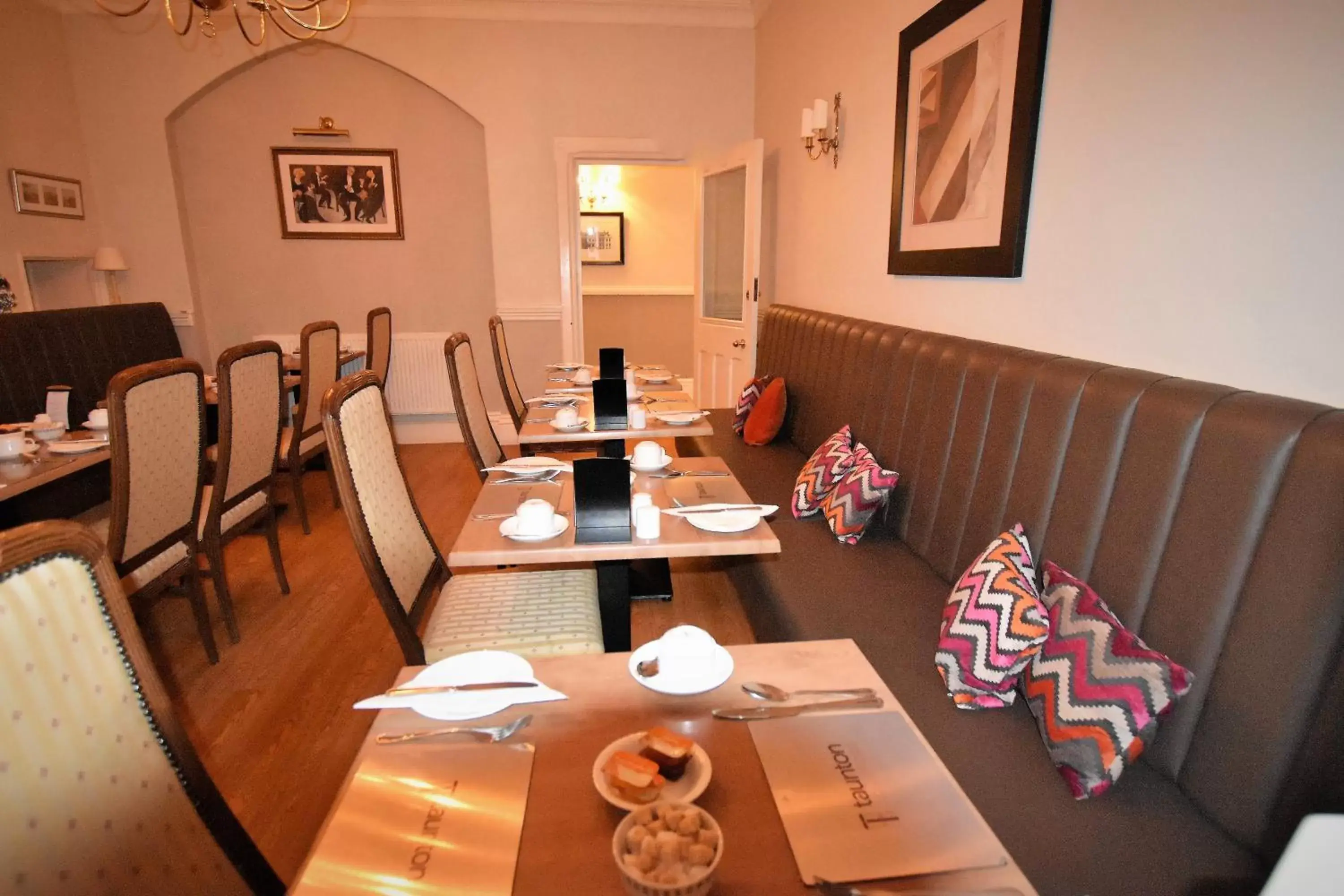 Restaurant/Places to Eat in Taunton House Hotel