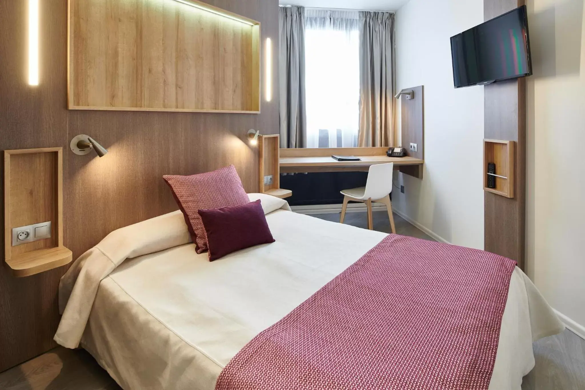 Double Room with River View in Hôtel Le Bayonne Double Room with River View in Hôtel Le Bayonne