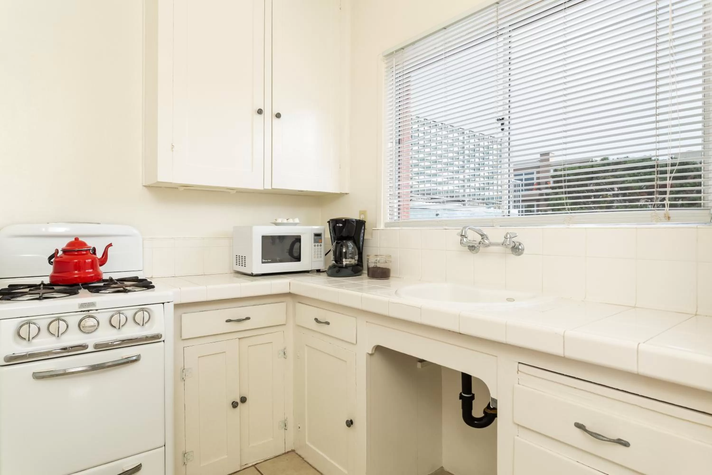 Kitchen or kitchenette in The Sea View Inn At The Beach