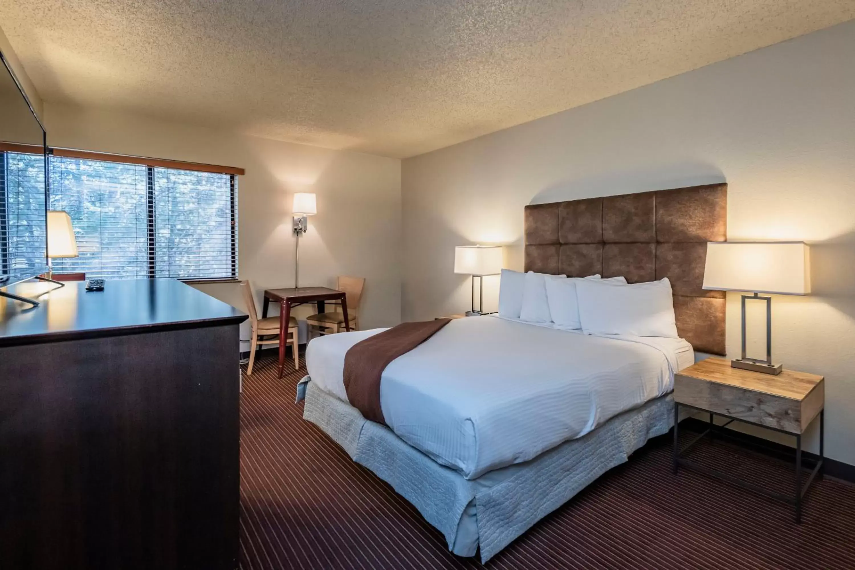Seating area, Bed in Inn At Truckee