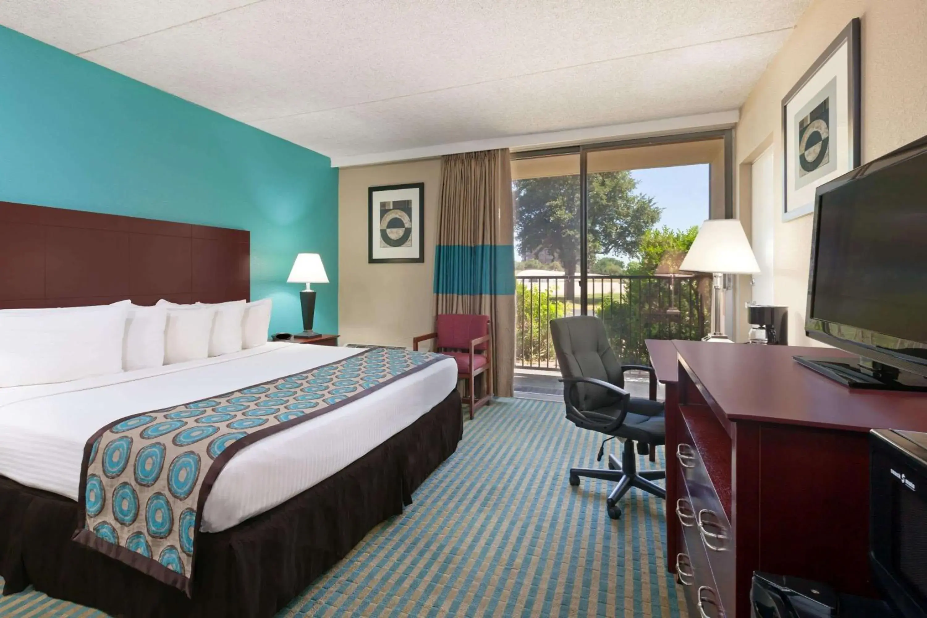 Photo of the whole room, Bed in Howard Johnson by Wyndham Arlington Ballpark / Six Flags Photo of the whole room, Bed in Howard Johnson by Wyndham Arlington Ballpark / Six Flags