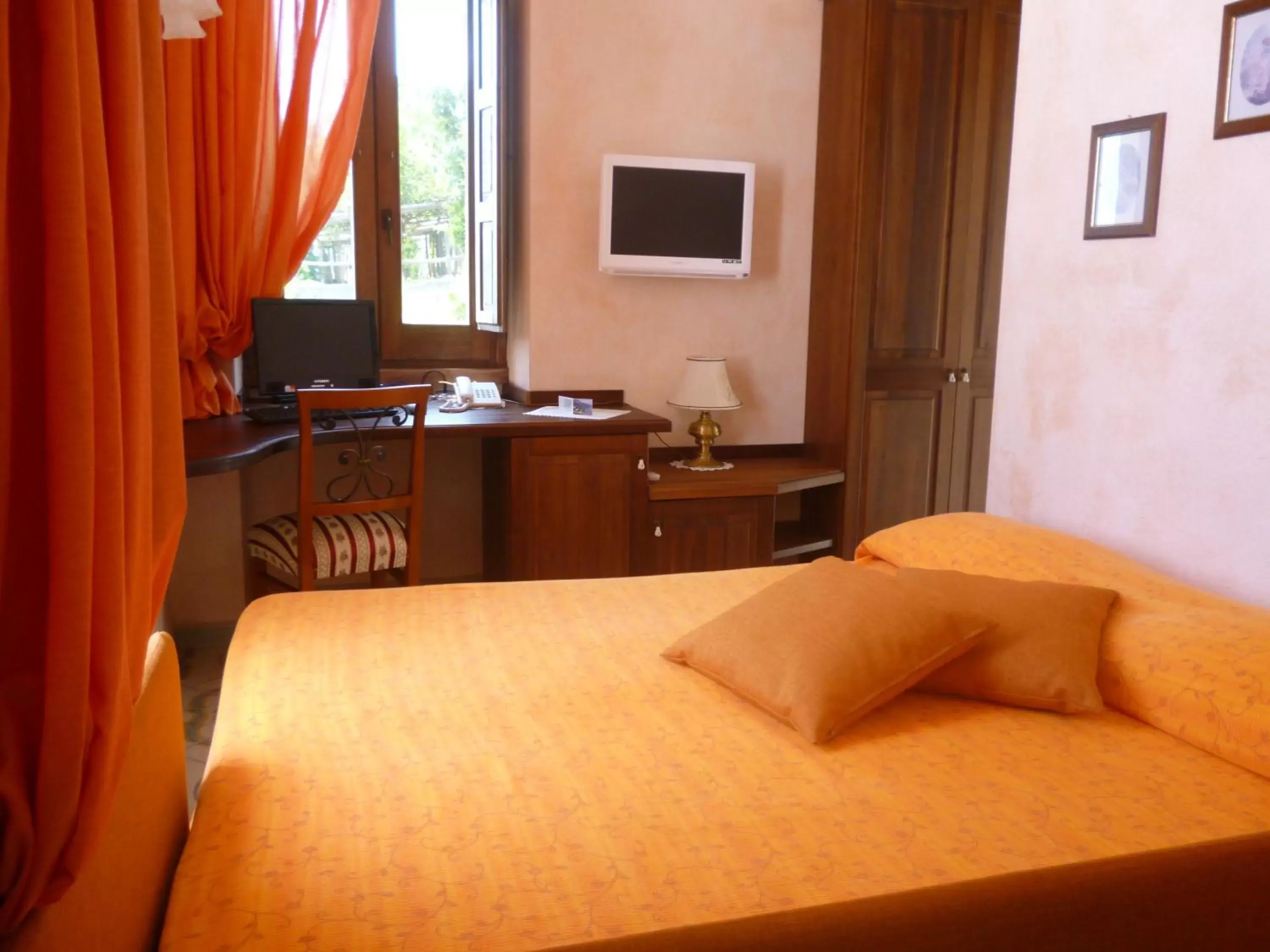 Photo of the whole room, Bed in L'Antico Borgo Dei Limoni