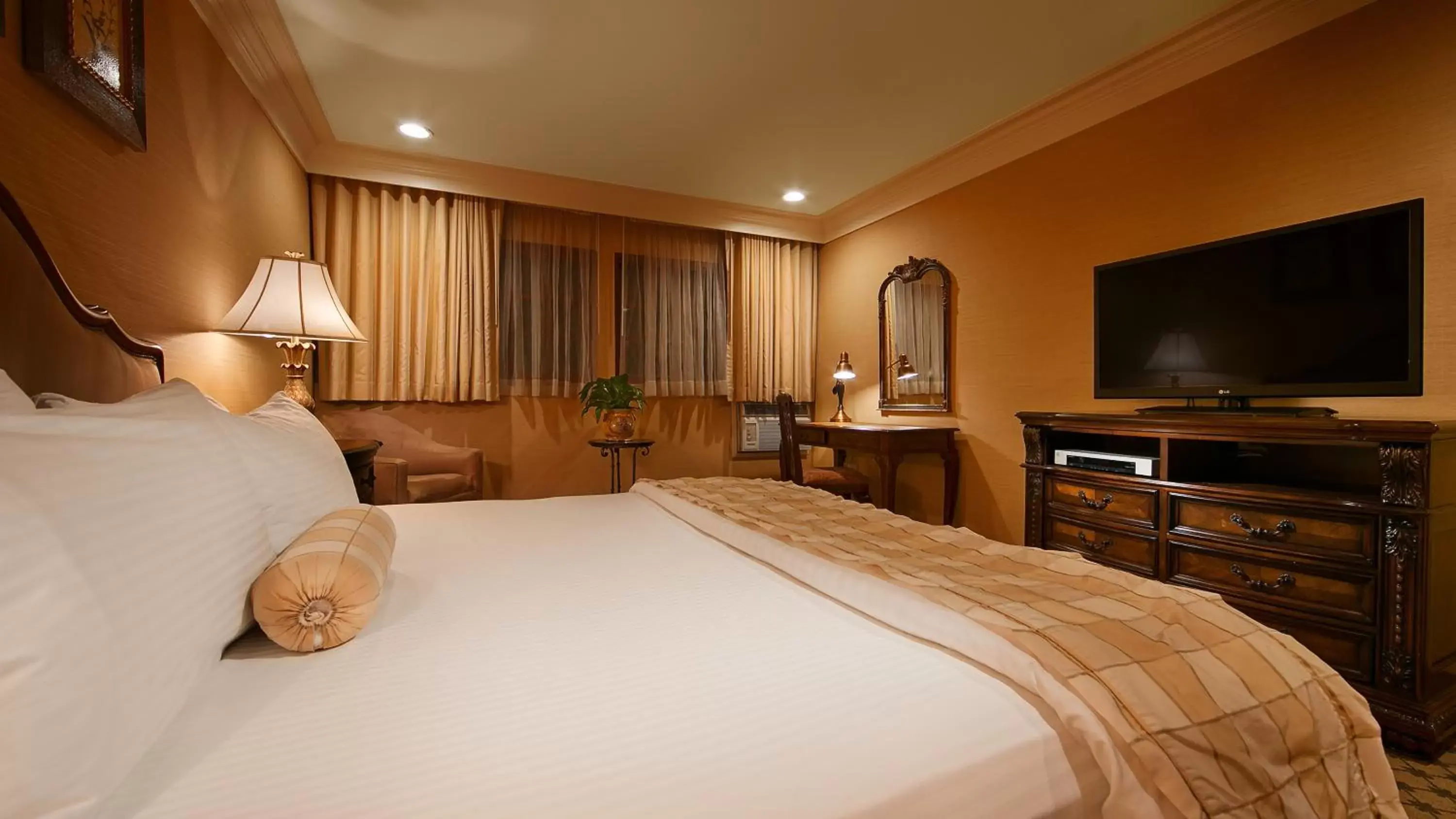 Bedroom, Bed in Best Western Plus Sunset Plaza Hotel