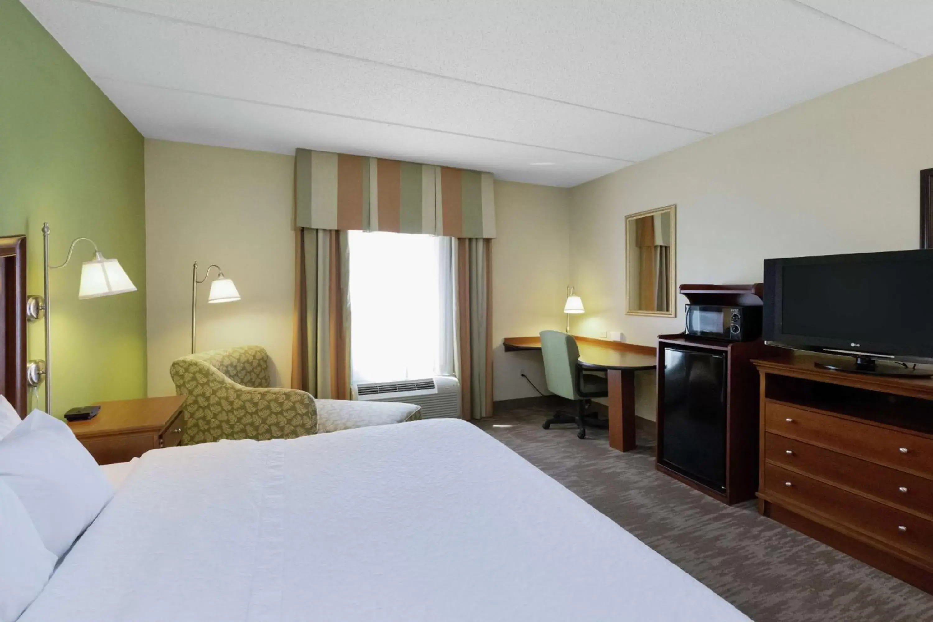 Bedroom, Bed in Hampton Inn & Suites Blairsville