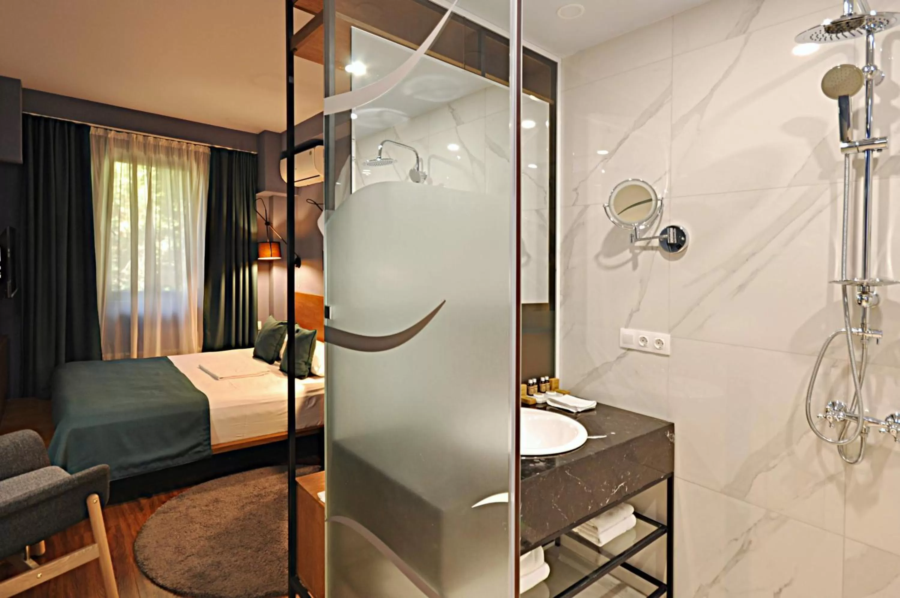 Shower, Bed in Elle Boutique Hotel