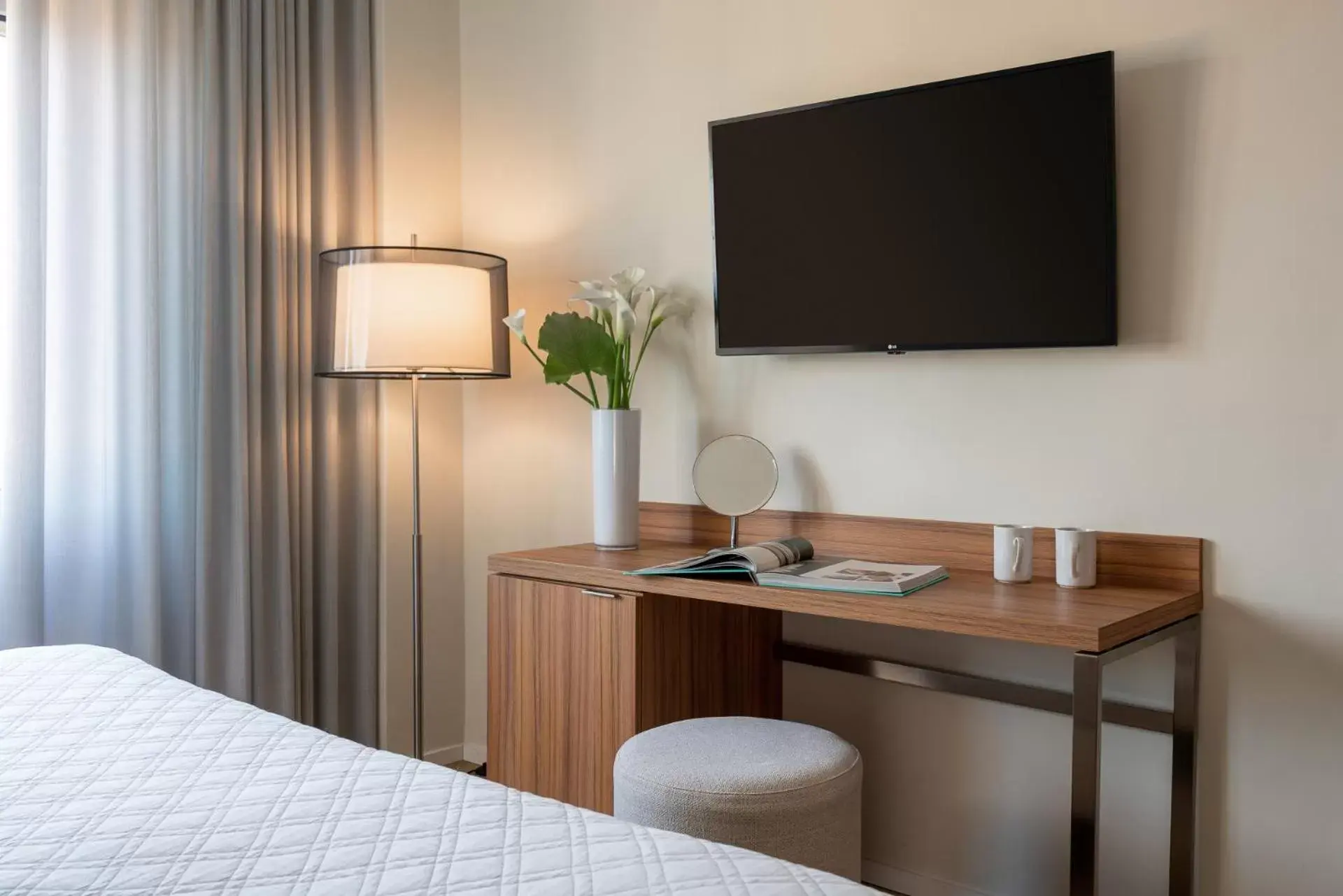 Bedroom, TV/Entertainment Center in Doria Park Hotel