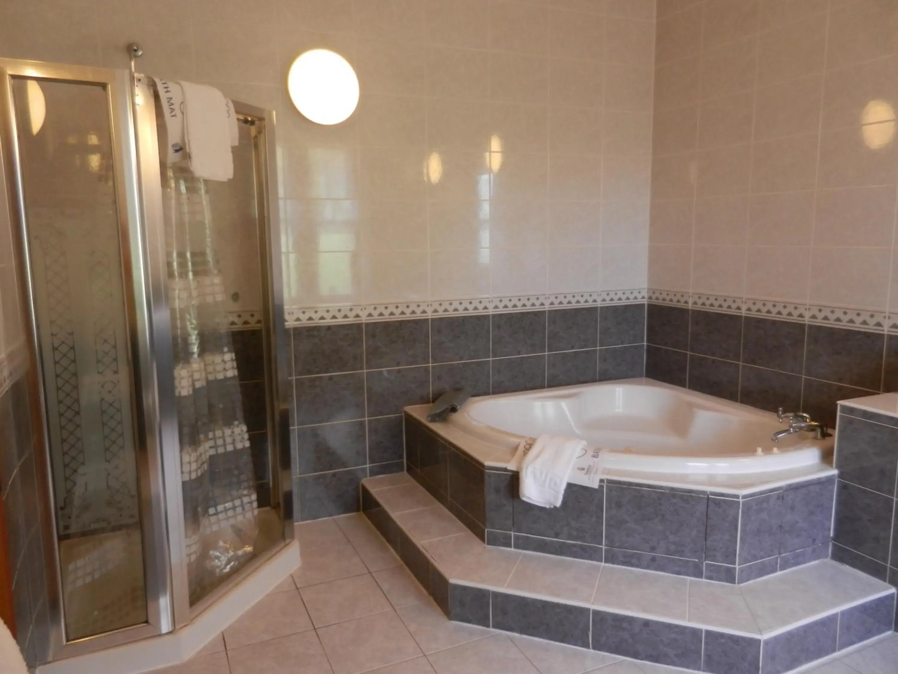 Bath, Bathroom in Mansfield Castle Hotel