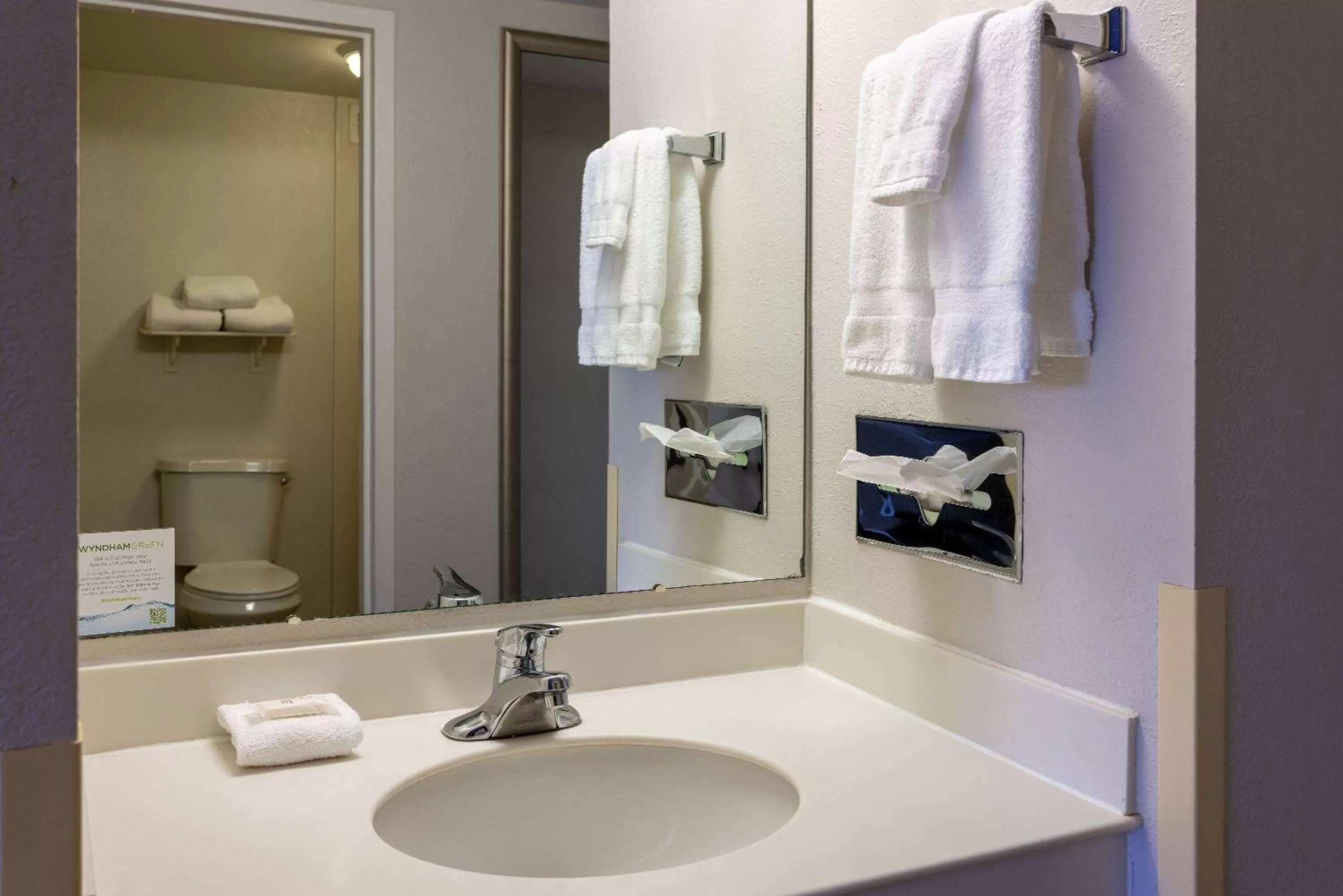 Bathroom in La Quinta Inn & Suites by Wyndham Kingsport TriCities