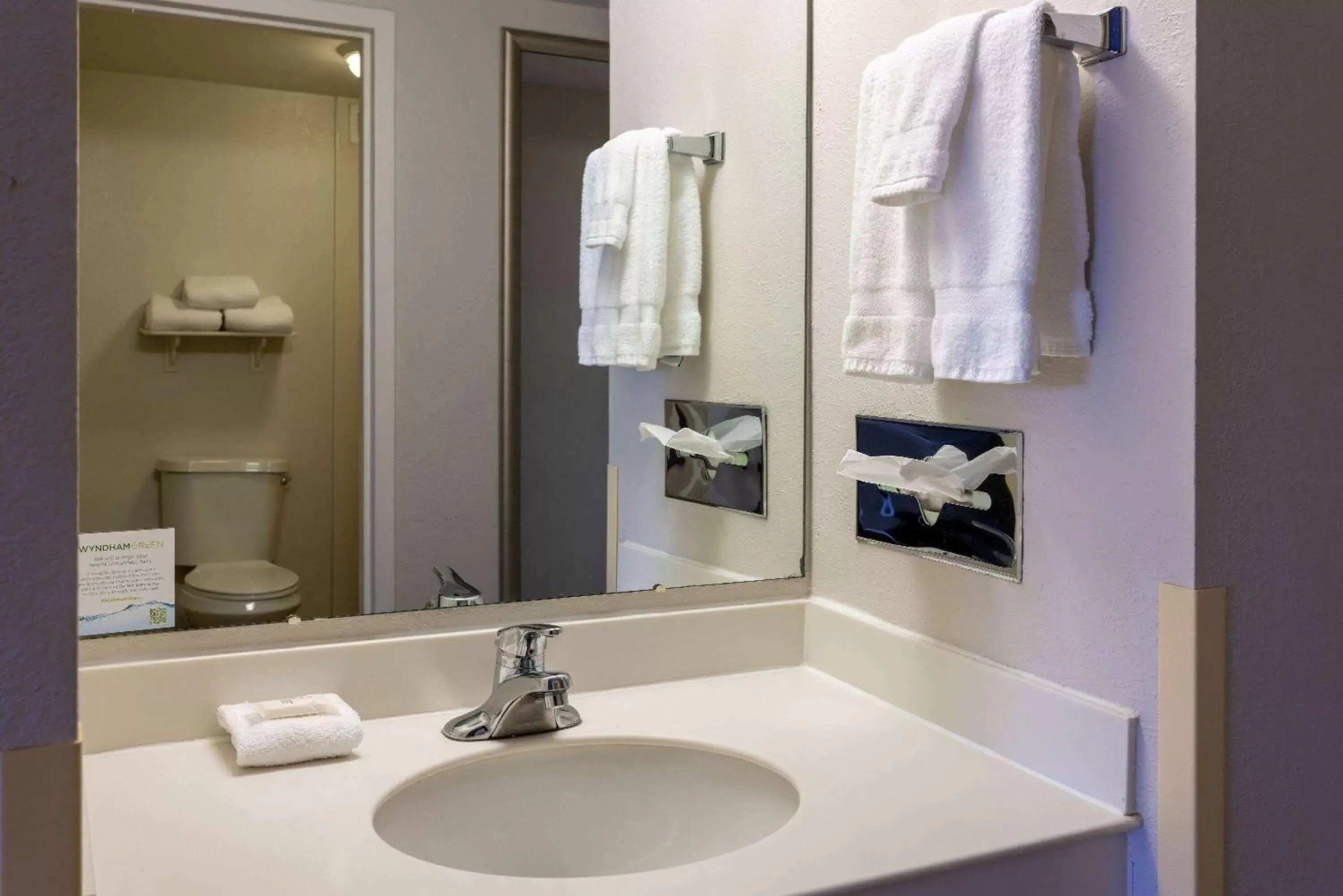 TV and multimedia, Bathroom in La Quinta Inn & Suites by Wyndham Kingsport TriCities Airport