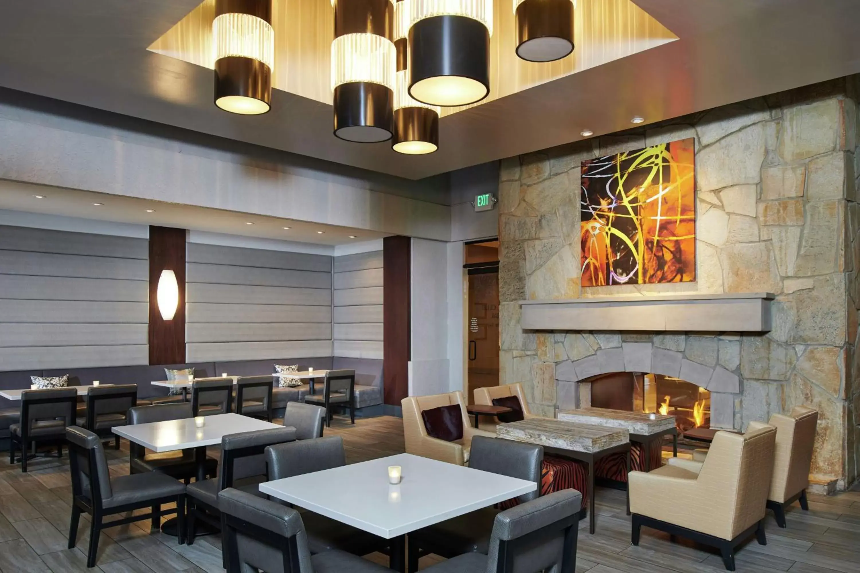 Lounge or bar, Restaurant/Places to Eat in DoubleTree by Hilton Hotel Salt Lake City Airport