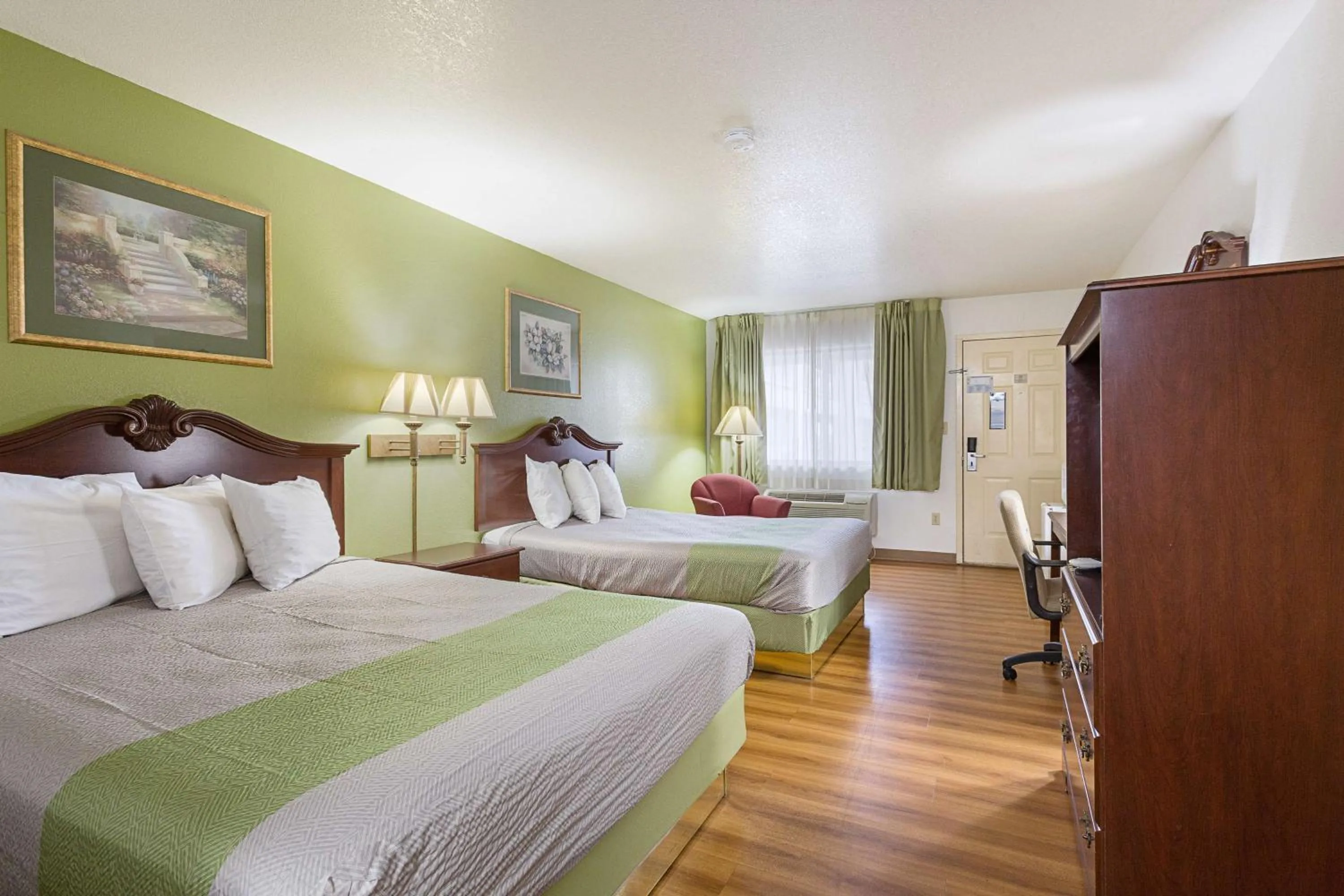 Photo of the whole room, Bed in Rodeway Inn Santa Rosa