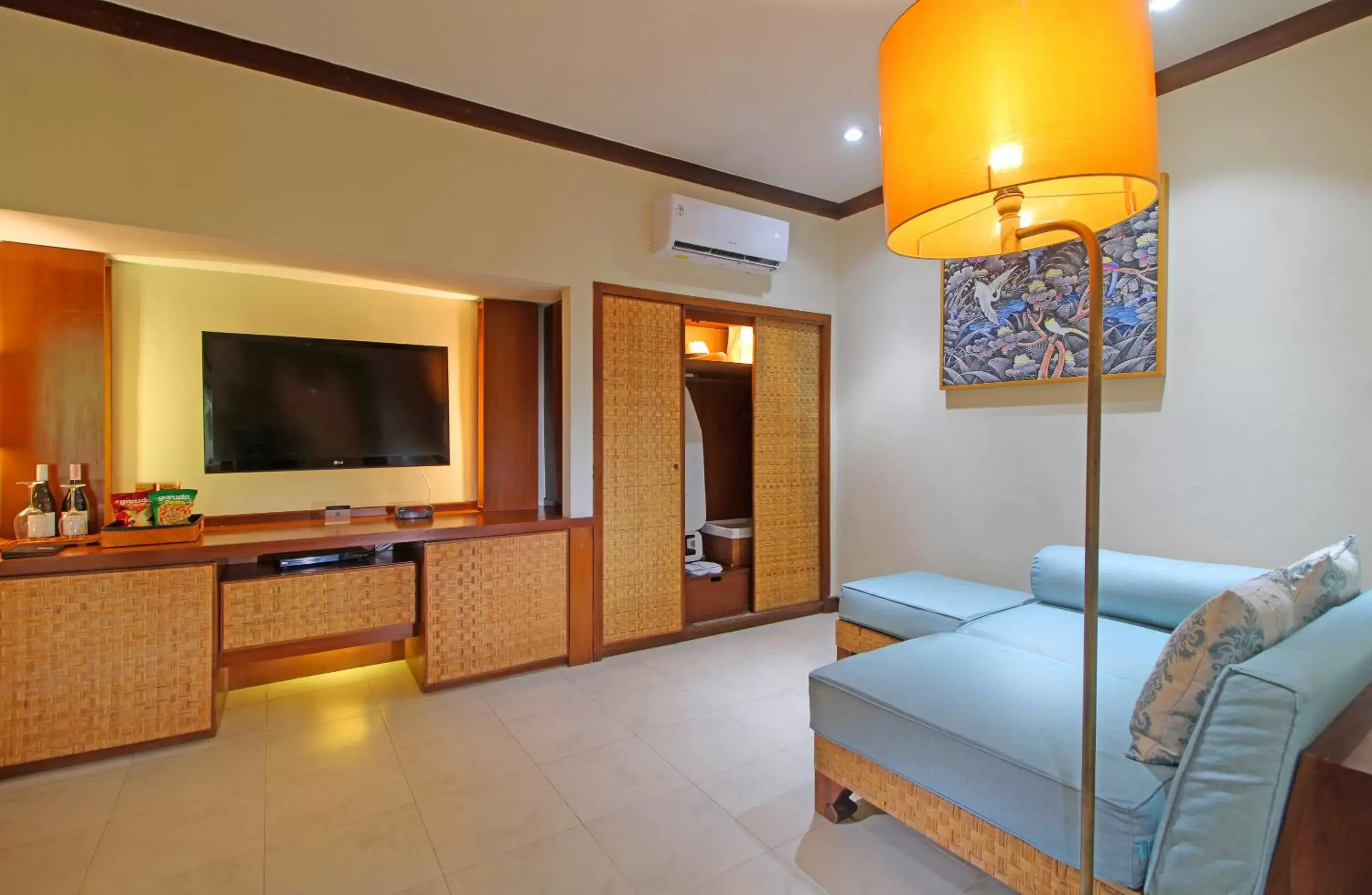Bedroom, TV/Entertainment Center in Kuta Seaview Boutique Resort