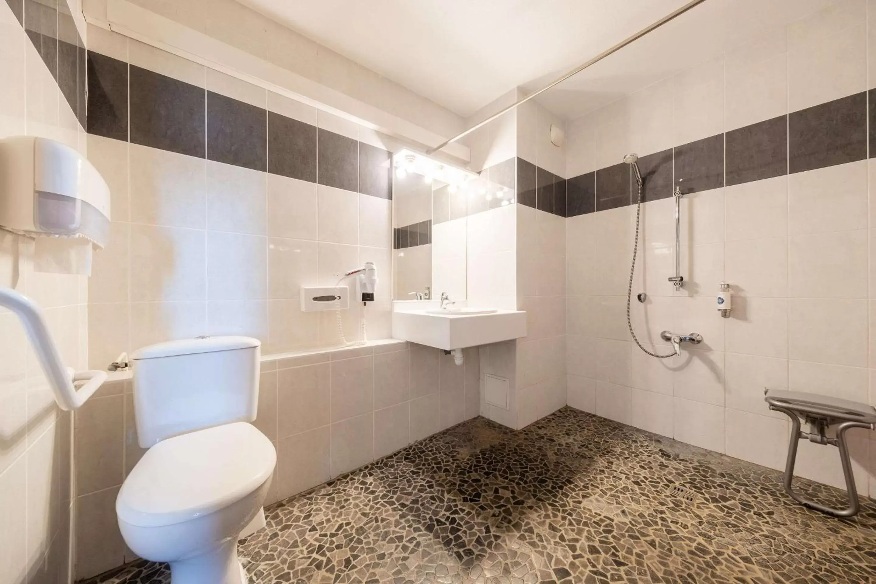 Bathroom in Comfort Hotel Dijon Sud - 21600 LONGVIC